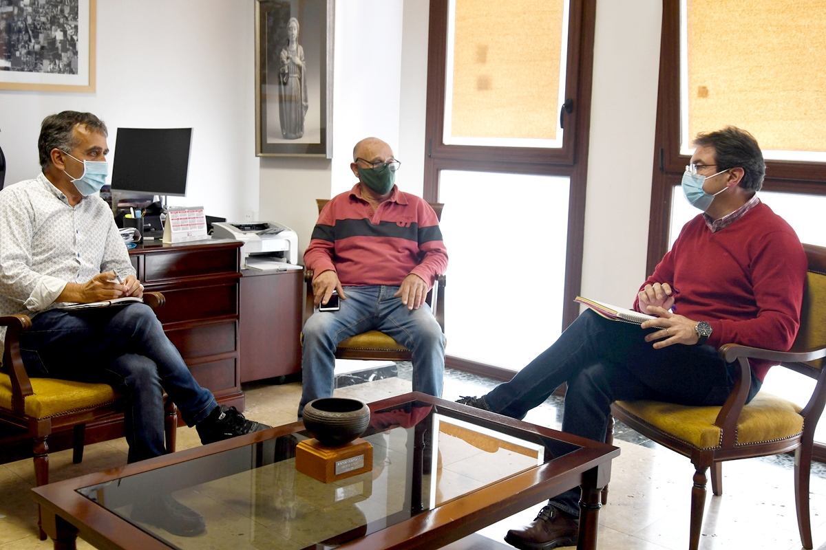 El vicepresidente del Cabildo y consejero de Agricultura, Ganadería y Pesca, José Adrián Hernández Montoya, junto al presidente de la Asociación de Productores de Pitaya de La Palma (Pitapalma), Vicente Ayut, y a su vicepresidente, José Ángel Pais