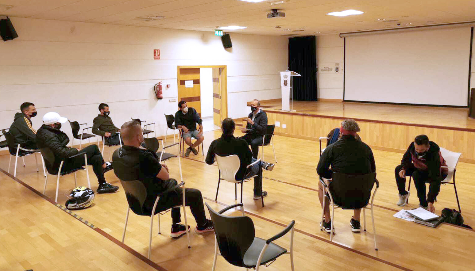 El consejero de Deportes del Cabildo de La Palma, Raúl Camacho con representantes de los clubes de atletismo de la isla