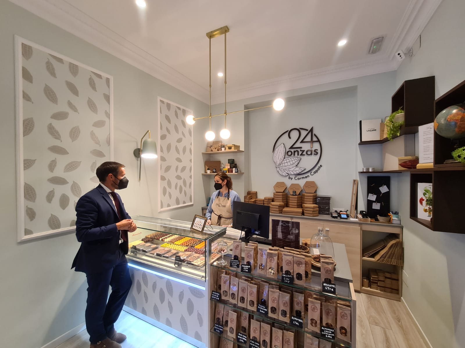 Mariano Zapata visita la pastelería de la palmera Carmen Capote, que triunfa en Madrid 