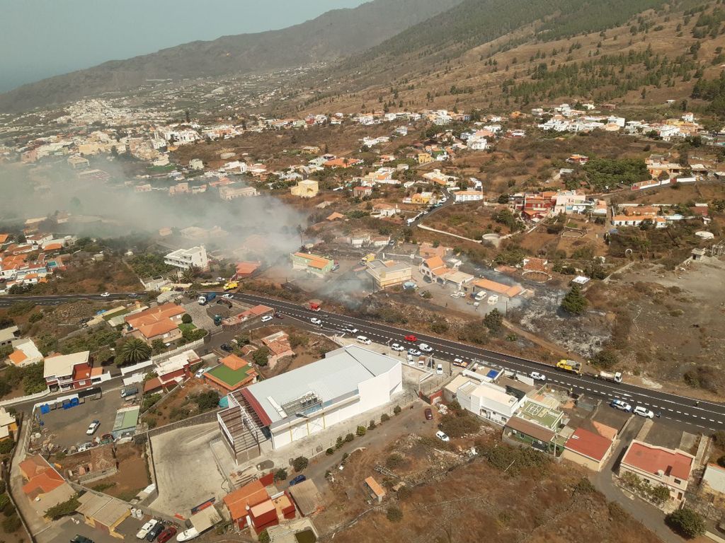 Medios terrestres y aéreos trabajan para controlar el incendio forestal declarado en El Paso