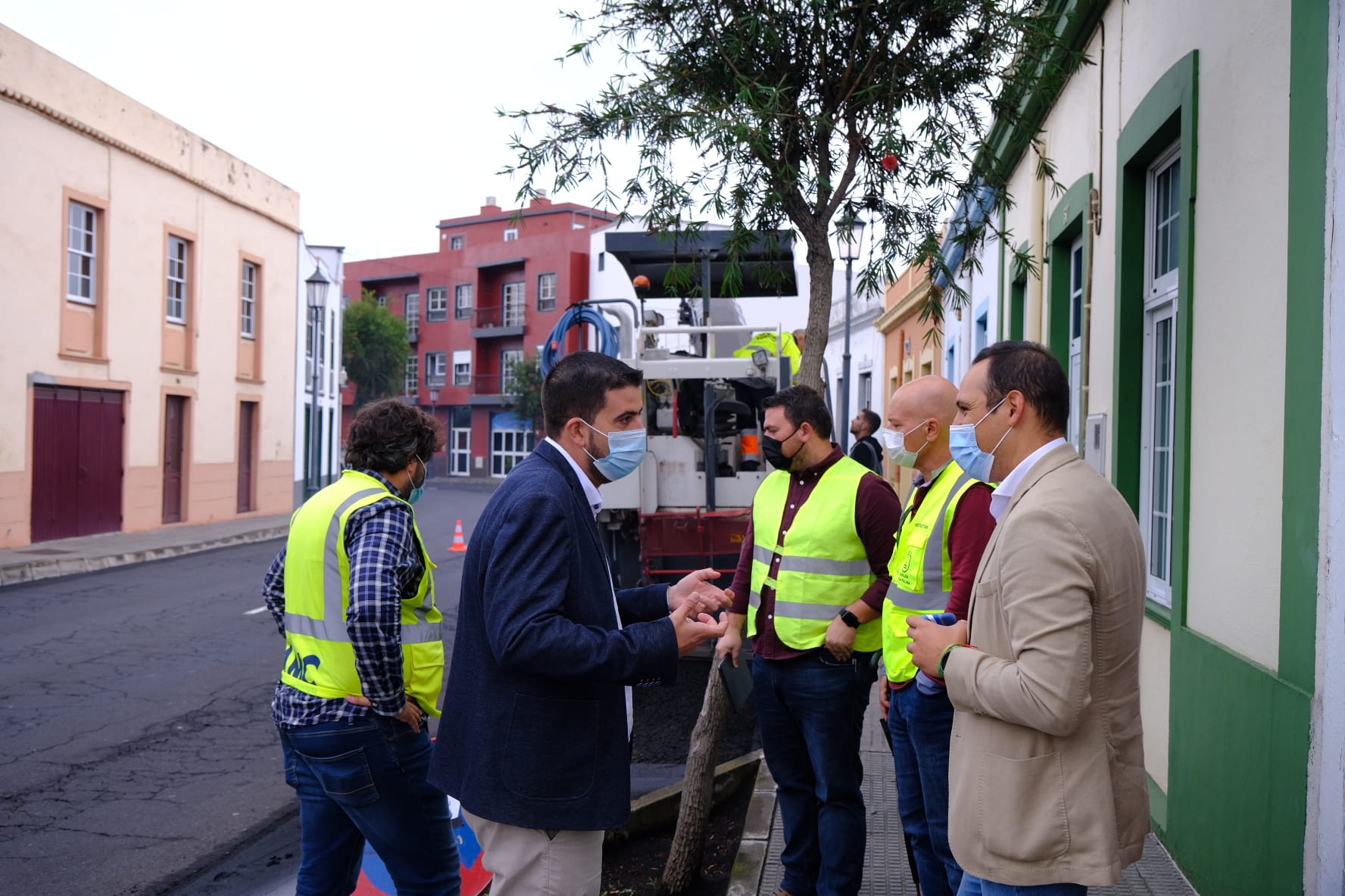El Cabildo inicia la repavimentación de la carretera LP-202 en el núcleo de San Pedro