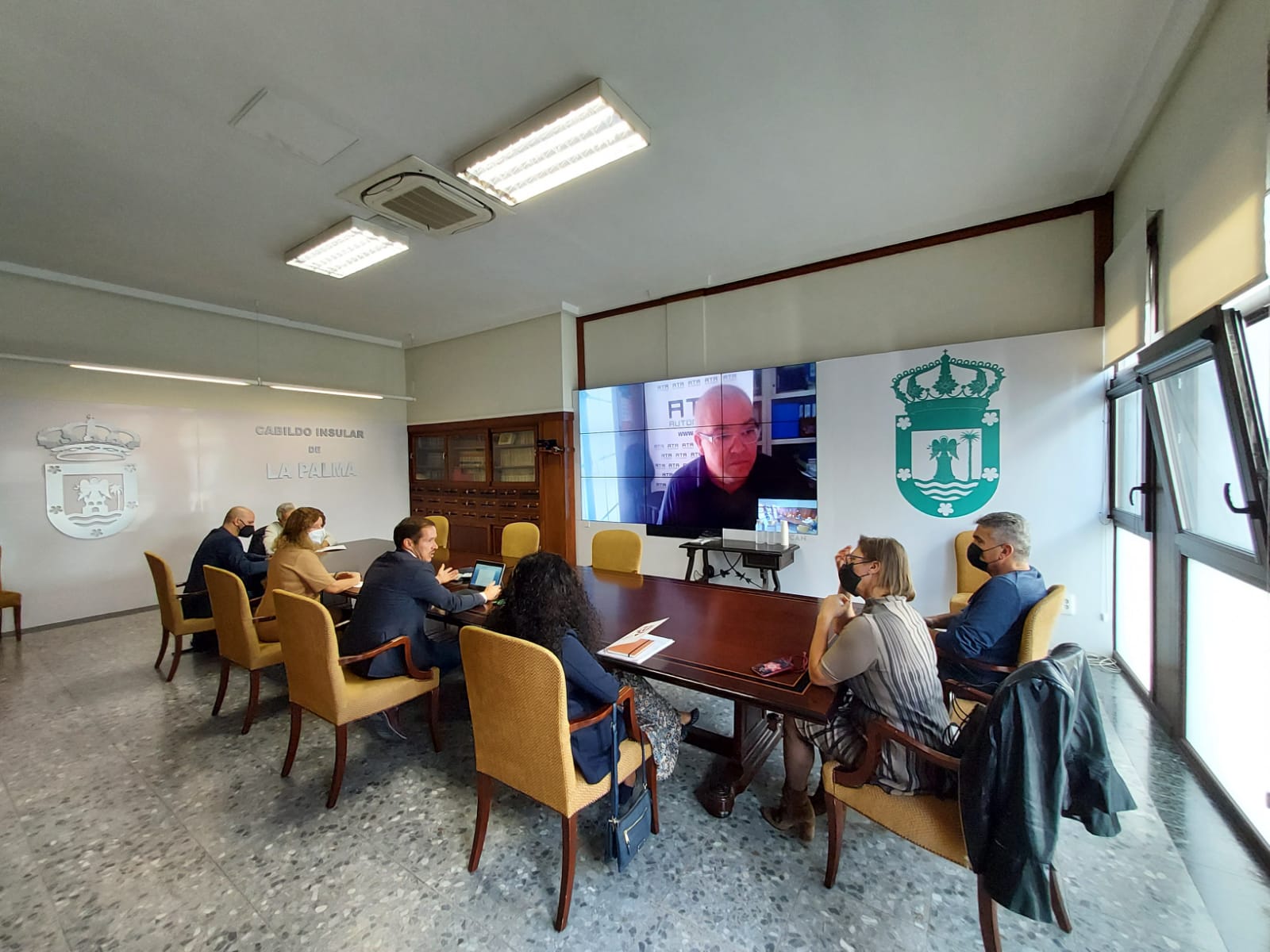 El Cabildo atiende las necesidades del sector empresarial derivadas del volcán