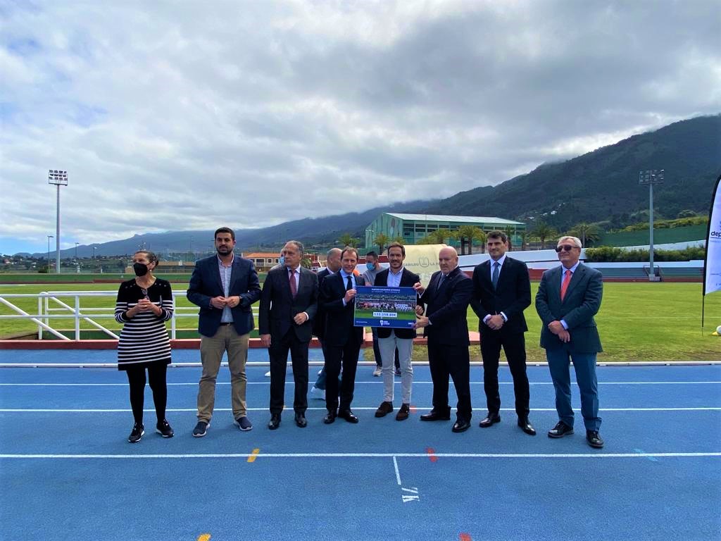 El Cabildo recibe la donación recaudada en el partido solidario entre leyendas del Tenerife y el Real Madrid