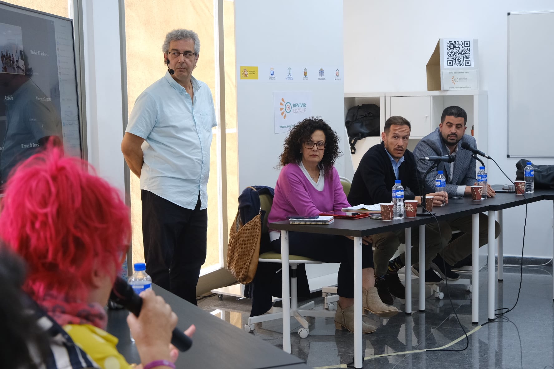 Carreteras ganadas al volcán y 11 millones de donaciones entregadas, entre las dudas aclaradas por el Gobierno insular en el encuentro con vecinos y plataformas