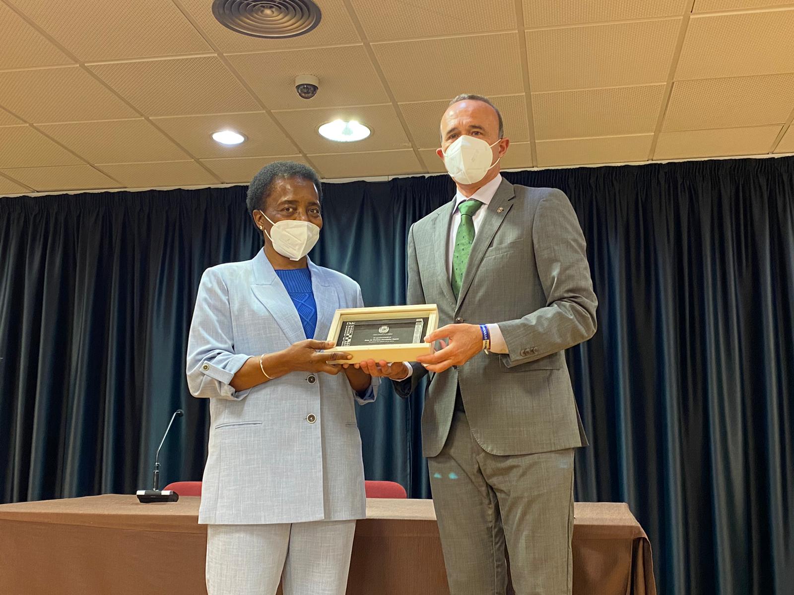 El Cabildo recibe la visita del Cuerpo Consular de La Palma para conocer de primera mano el proceso de recuperación de la Isla