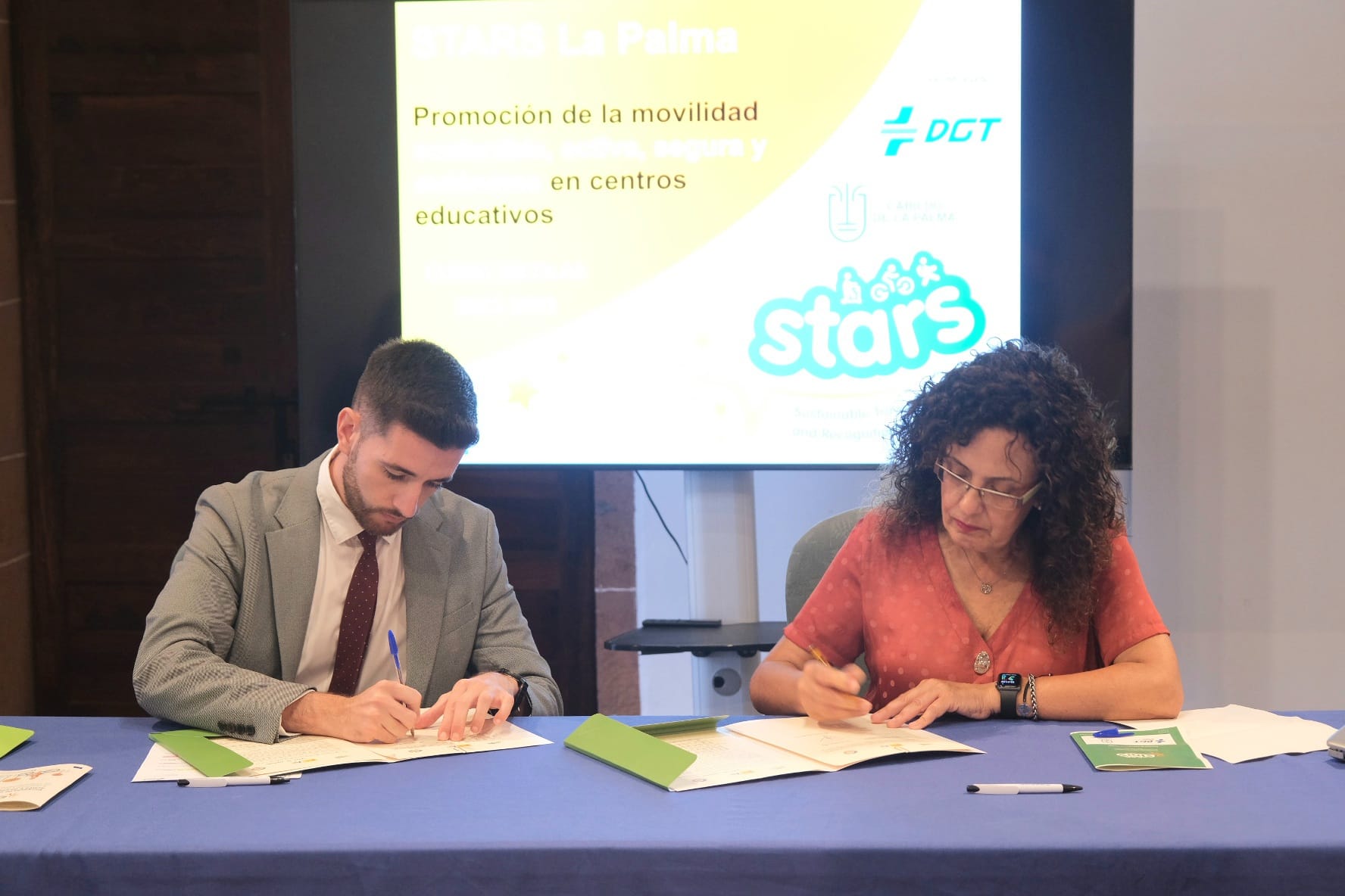 El Cabildo y la DGT impulsan un proyecto para reducir la dependencia del coche entre los estudiantes