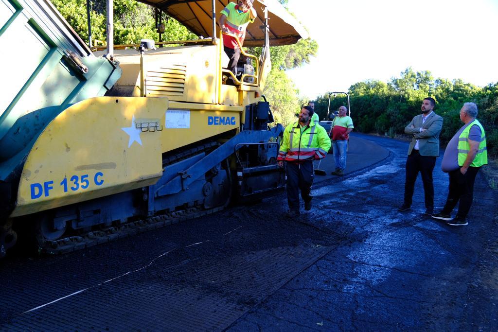 El Cabildo reanuda la repavimentación de la carretera del Pilar tras la paralización sufrida por el incremento de los precios