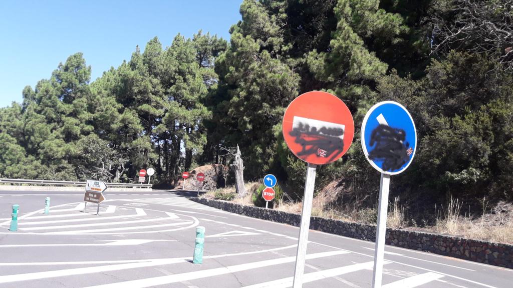 El Cabildo de La Palma extremará la vigilancia ante la proliferación de pintadas en las señales de tráfico de la red viaria insular