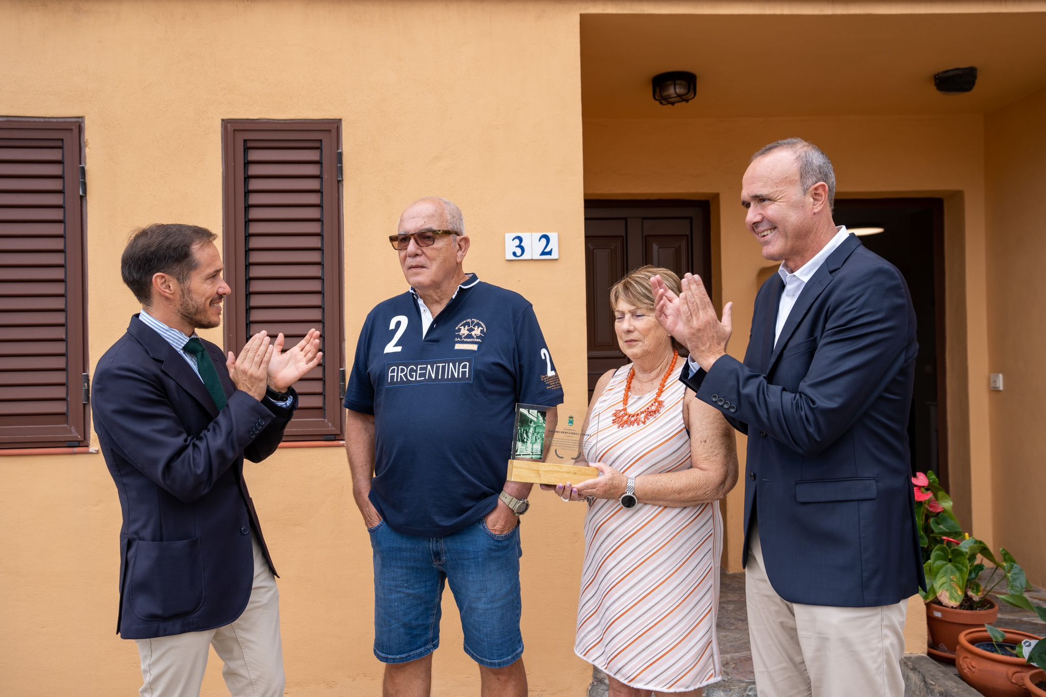 El Cabildo pone el nombre del exárbitro internacional palmero Pedro Hernández Cabrera al pabellón de la Ciudad Deportiva de Miraflores 