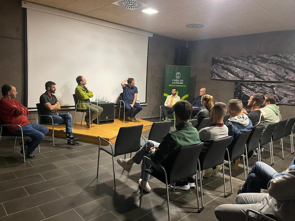 Medio Ambiente presenta el libro ‘Hermano fuego’ que recoge las vivencias de un bombero forestal 