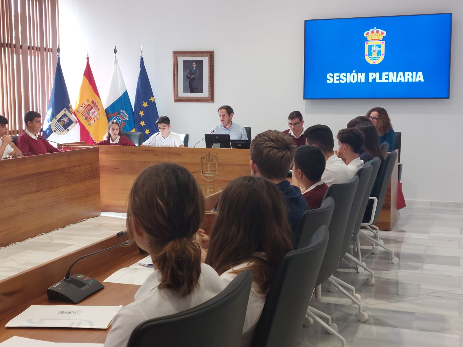 El Cabildo participa en la conmemoración del aniversario de La Constitución celebrando un pleno con escolares 