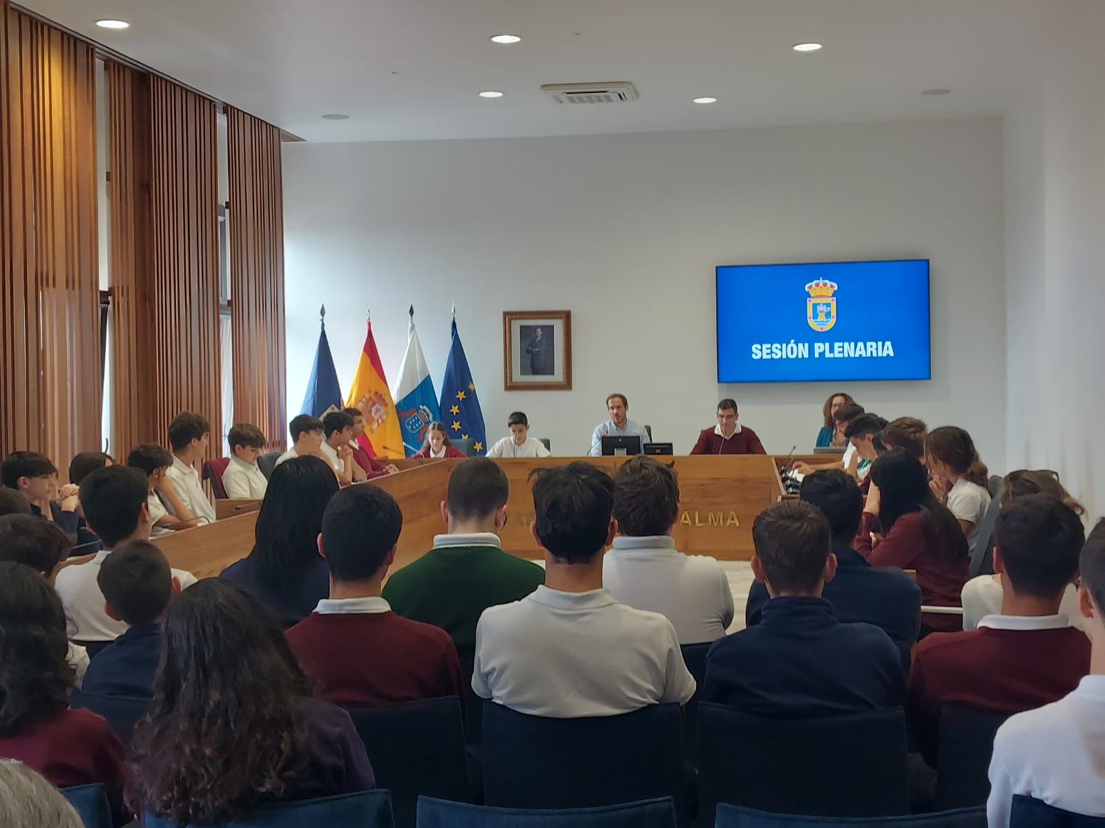 El Cabildo participa en la conmemoración del aniversario de La Constitución celebrando un pleno con escolares 