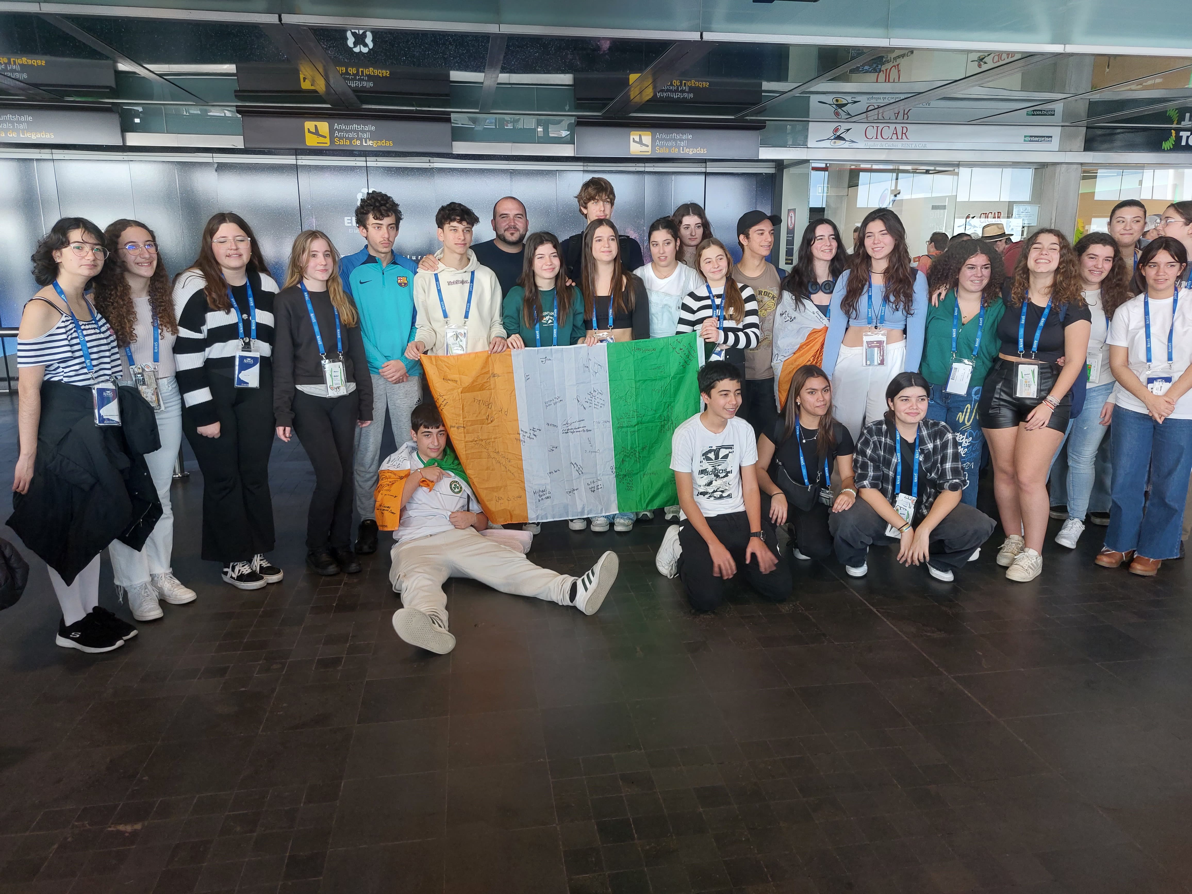 El Cabildo recibe al alumnado del programa de inmersión lingüística tras su regreso de Irlanda