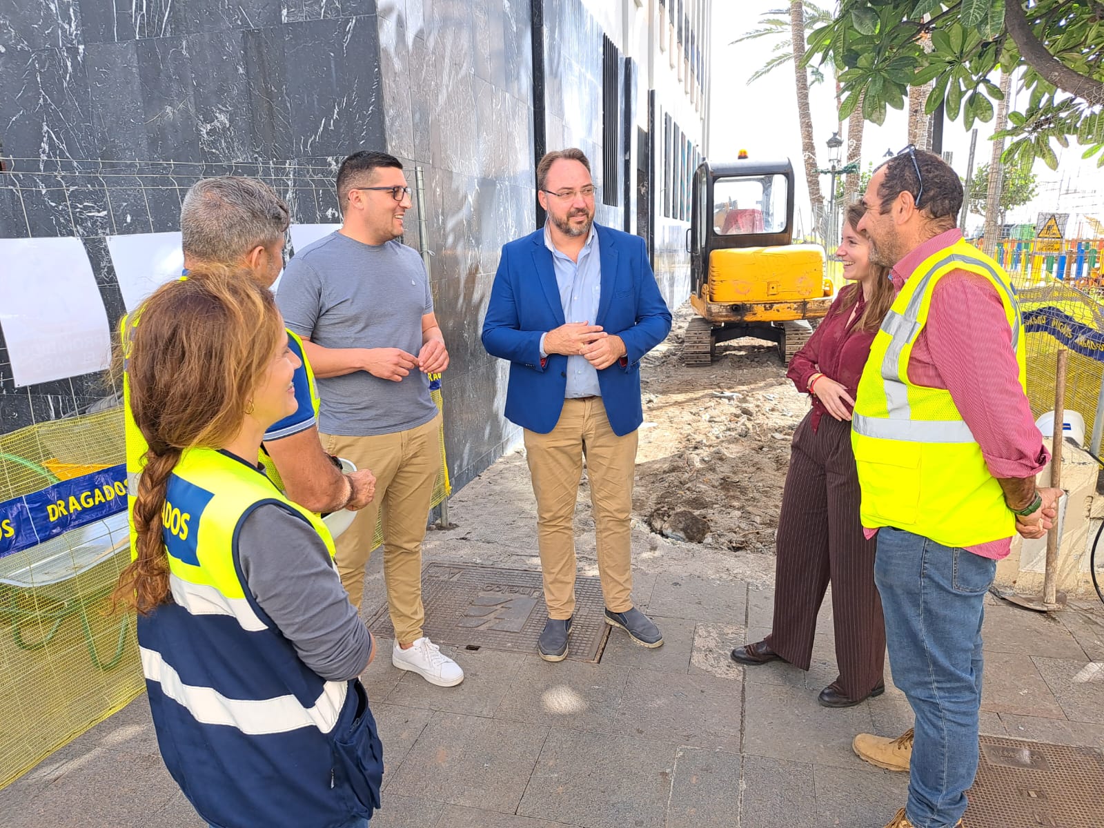 Fernando González visitando la mejora del callejón