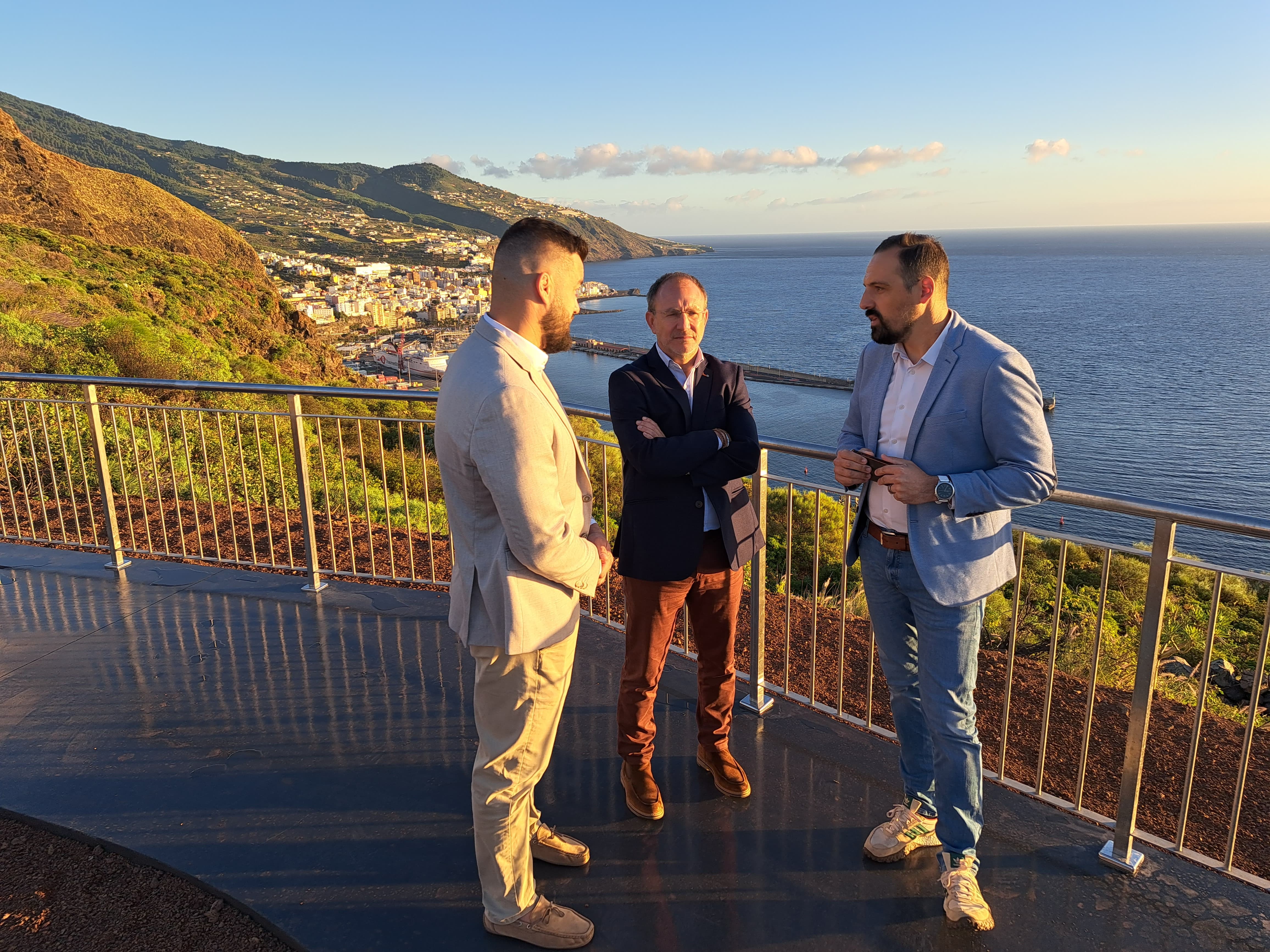 El Cabildo recupera una zona degradada en La Grama y la convierte en un atractivo mirador del este de La Palma