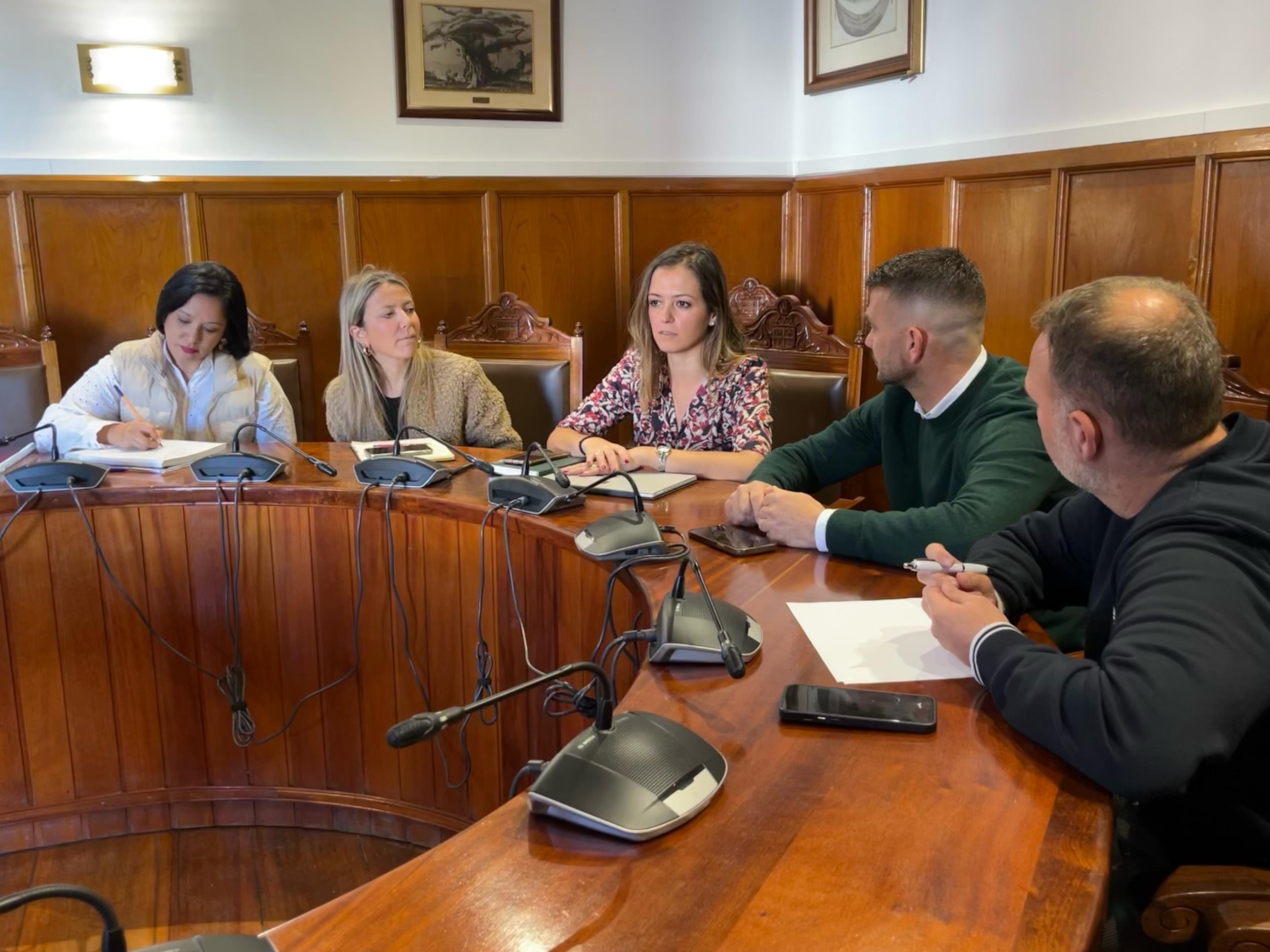 El Cabildo mantiene encuentros con todos los ayuntamientos de la Isla para abordar la transformación digital, el comercio y la promoción económica