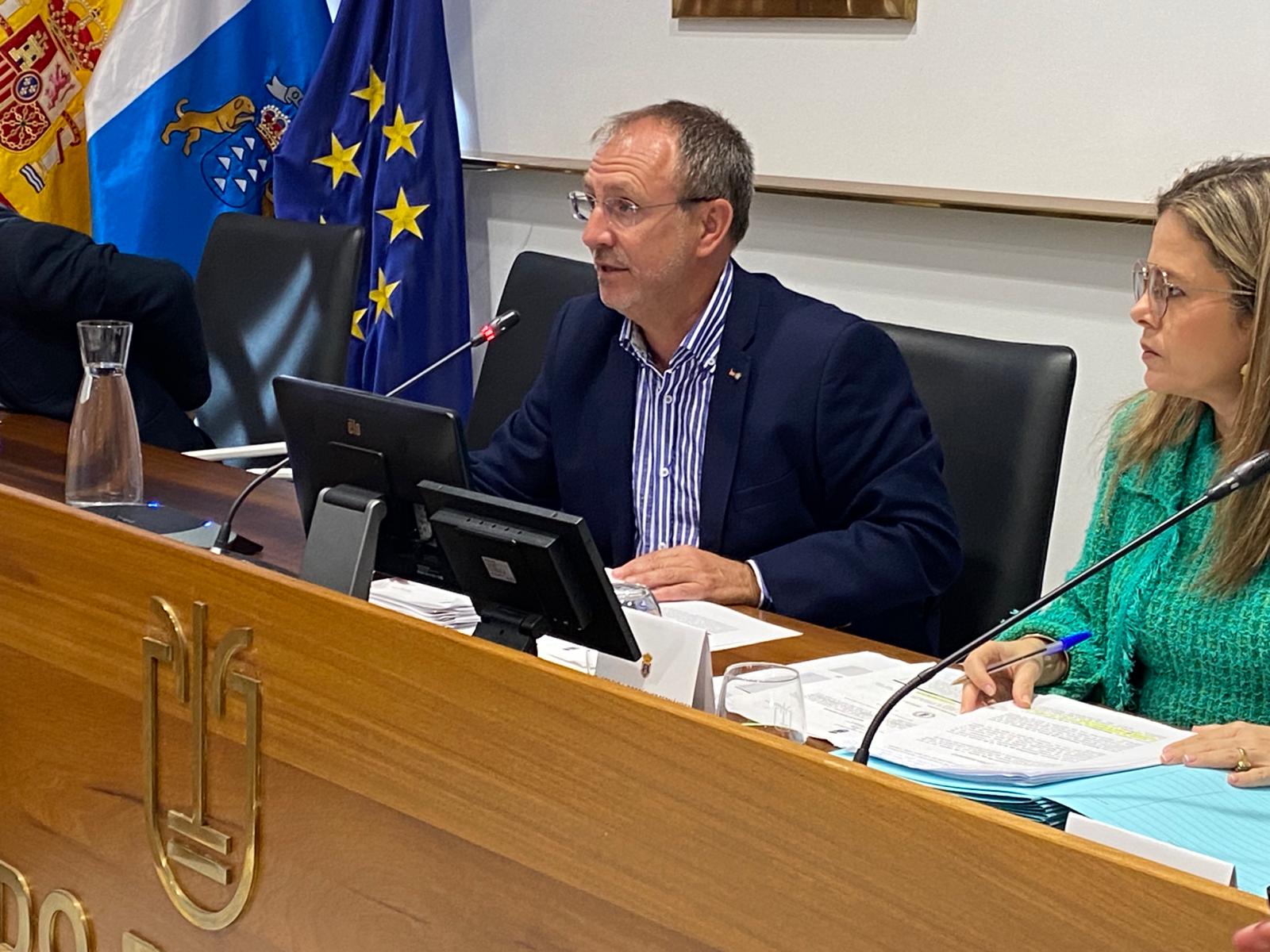 El Cabildo pide fondos al Gobierno canario para contribuir a la reconstrucción de viviendas tras el incendio del verano pasado