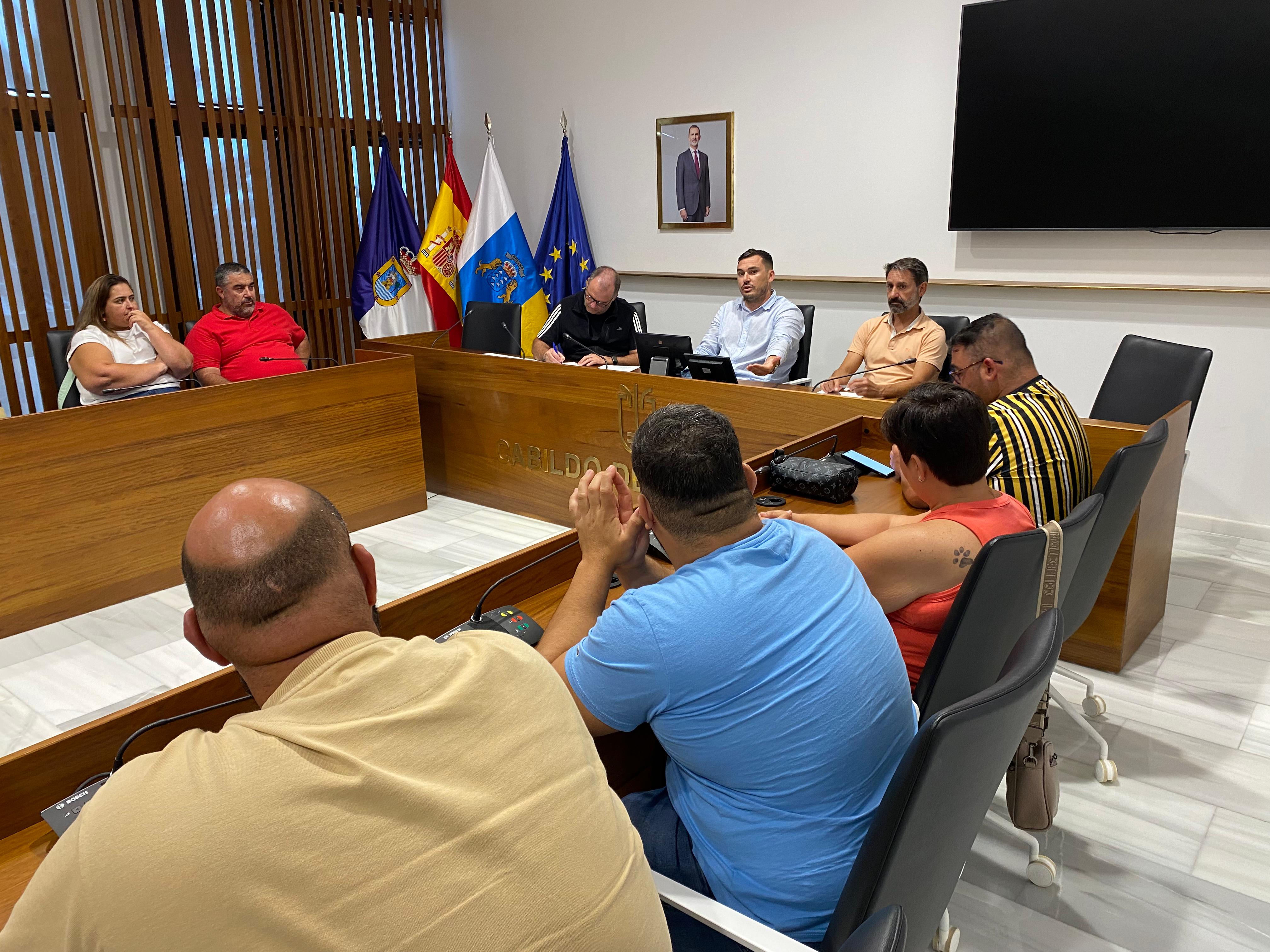 El Cabildo se reúne con el sector de la lucha canaria para consensuar mejoras en la promoción deportiva 