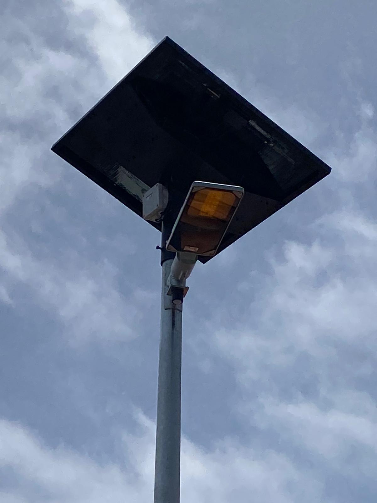 El Cabildo de La Palma impulsa la iluminación pública sostenible con su instalación en marquesinas de guagua