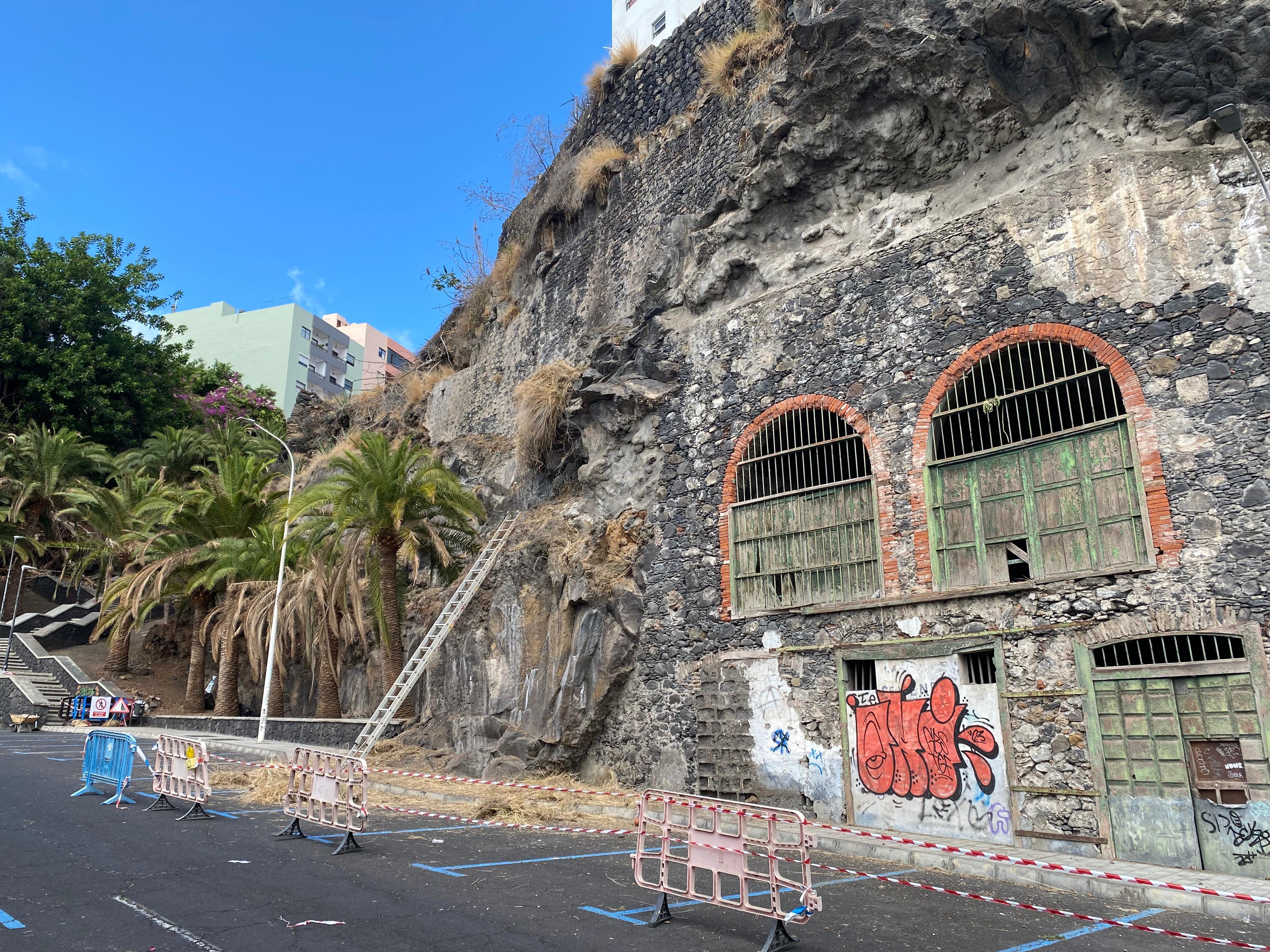 El Cabildo realiza labores de limpieza de taludes para garantizar la seguridad de la carretera de El Galeón