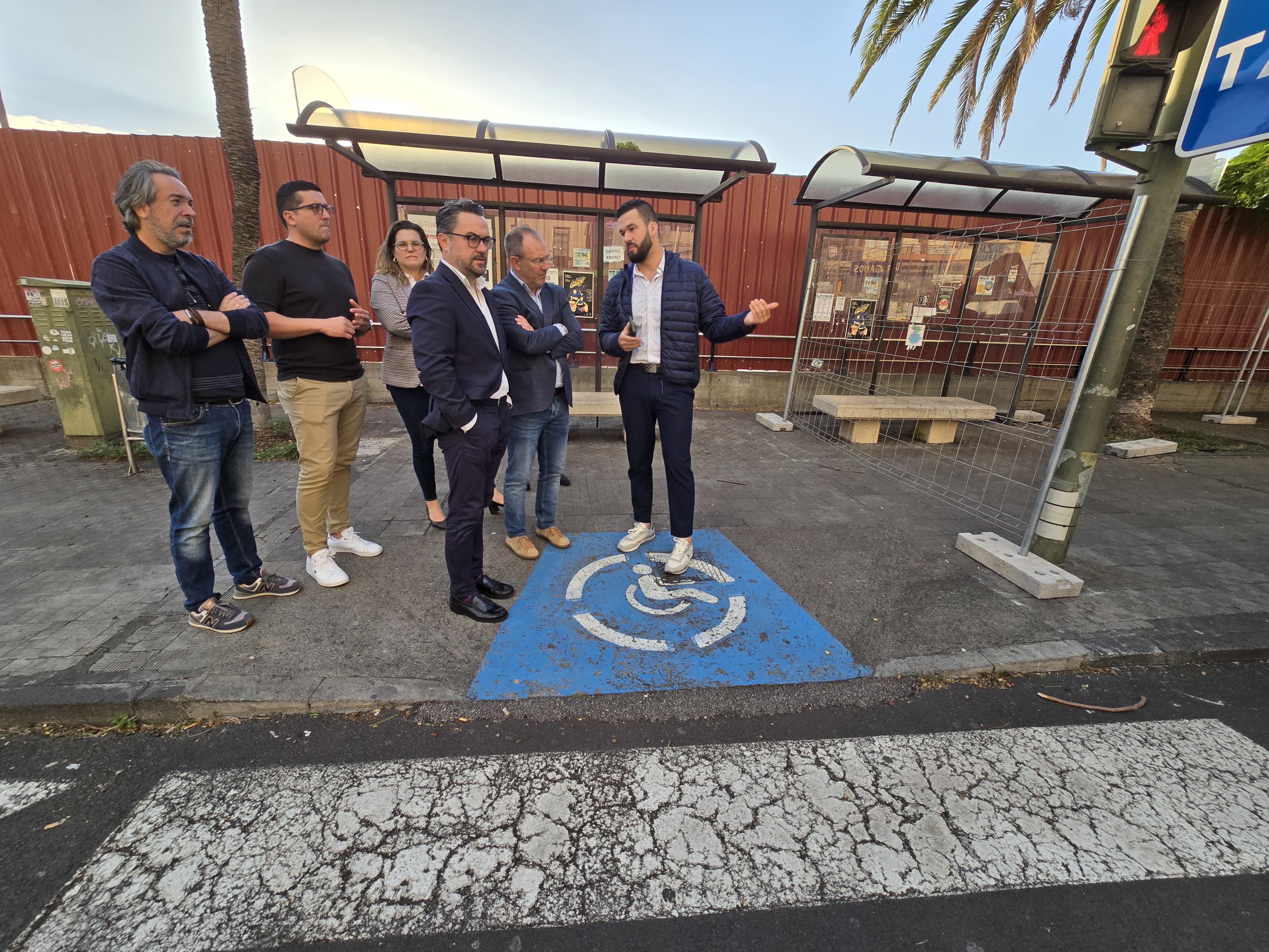 El Cabildo inicia las mejoras de la Avenida de Los Indianos con el cambio de acerado junto a la parada de taxis