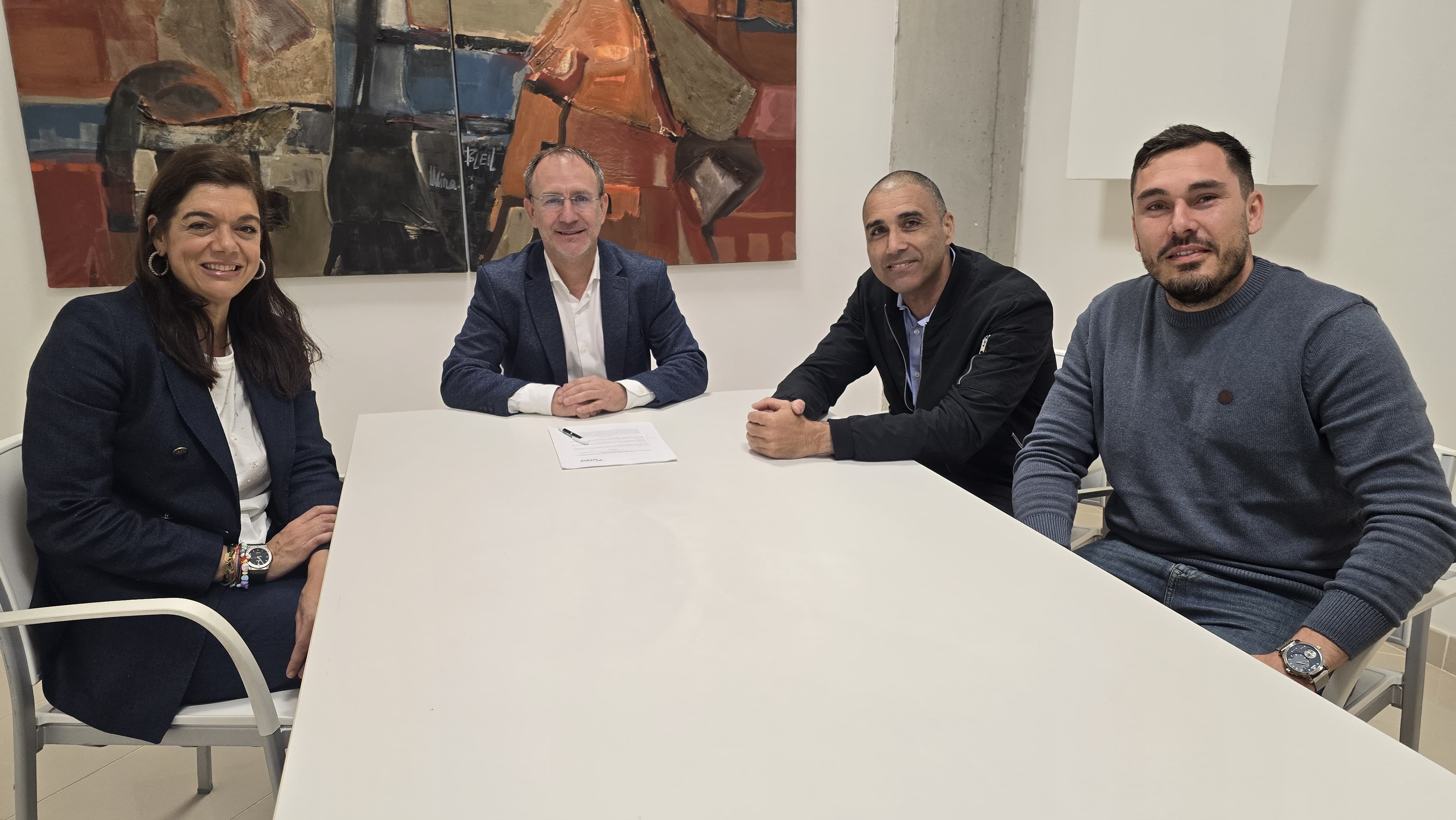 El proyecto ‘Una isla adaptada’, impulsado por el Cabildo, Federación Canaria de Vela y Fundación Disa, facilita a varios colectivos la práctica de deportes náuticos