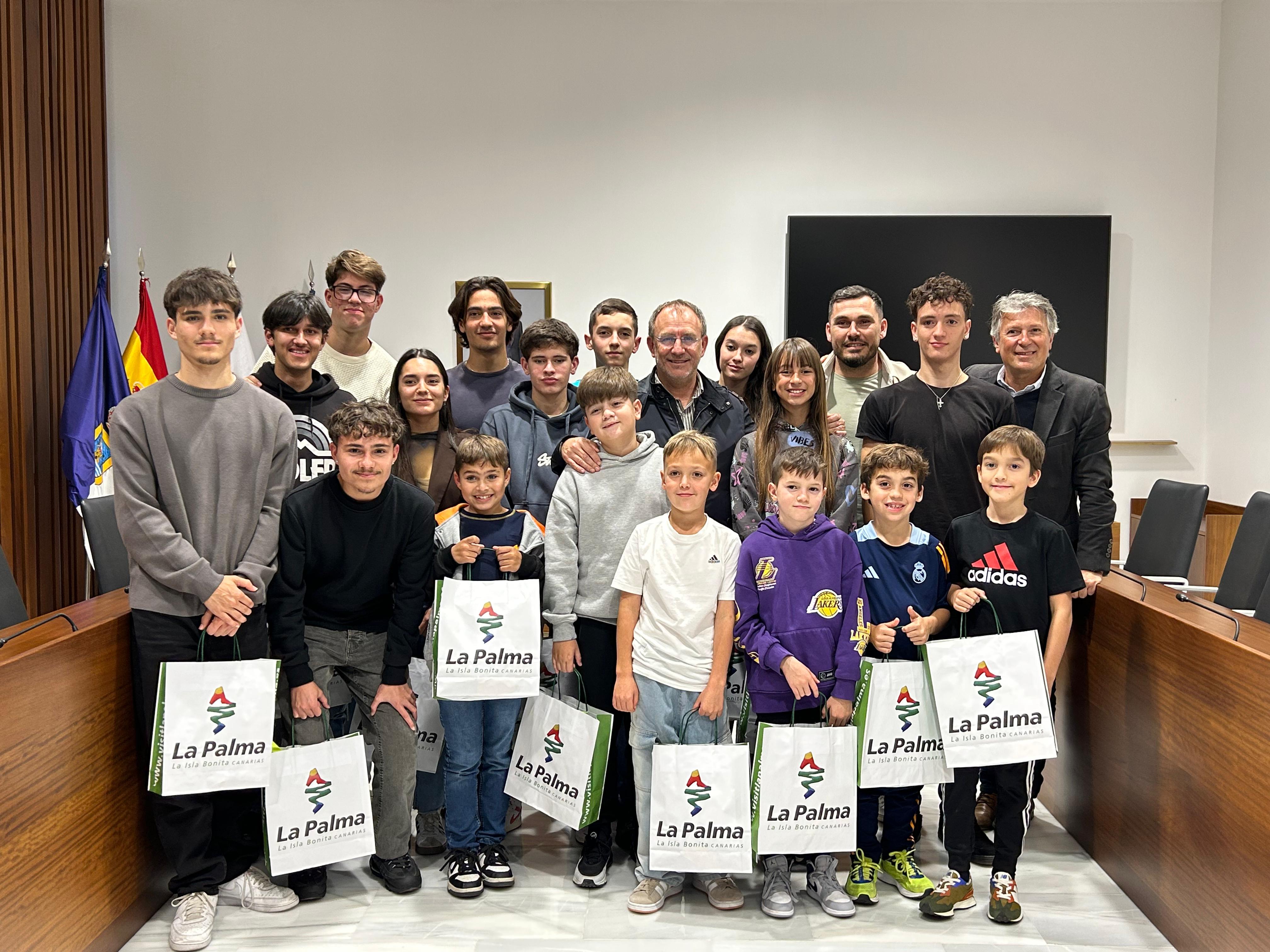 Sergio Rodríguez y Yurguen Hernández con los niños y niñas de la Escuela Insular de Karting