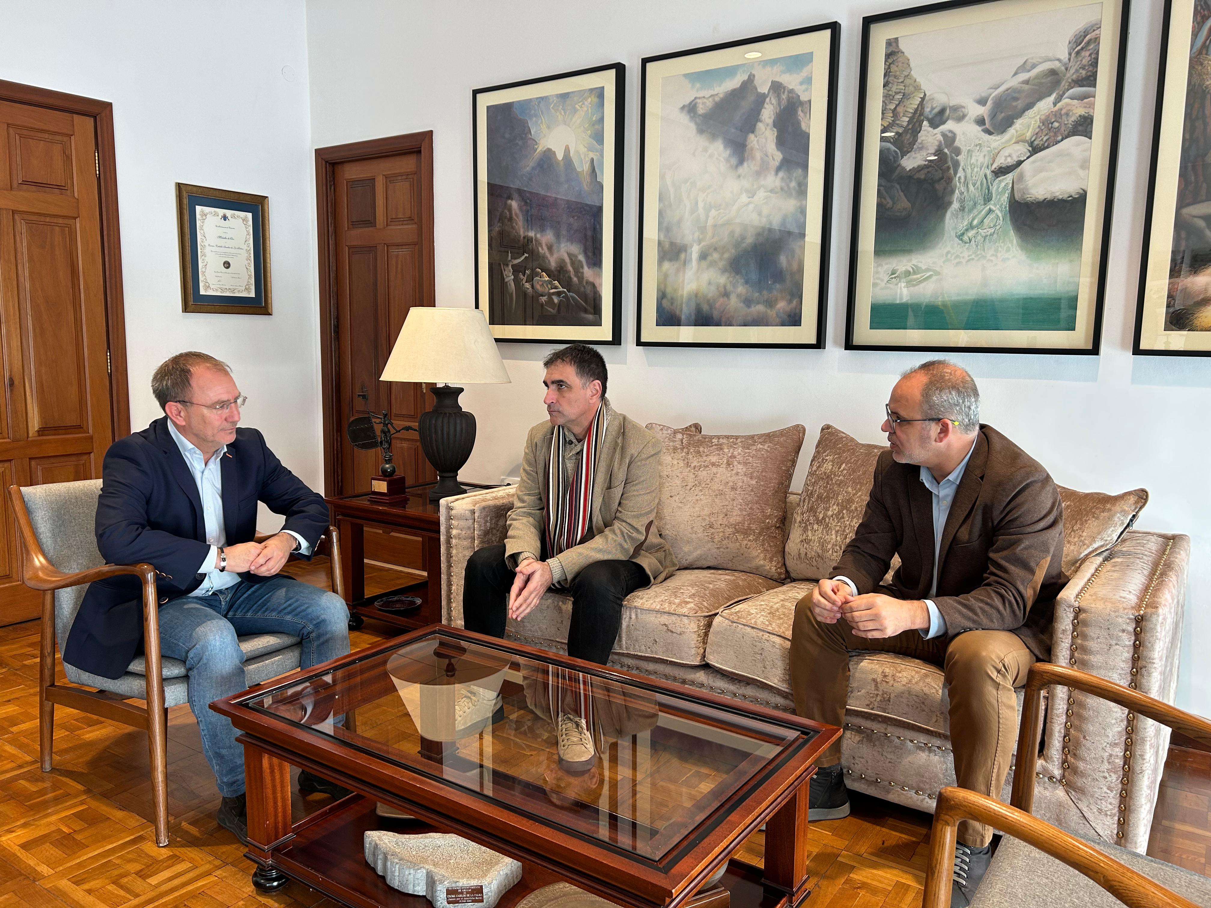 El Cabildo de La Palma y las direcciones generales de Costas y Puertos impulsan la gestión insular del Puerto de Tazacorte