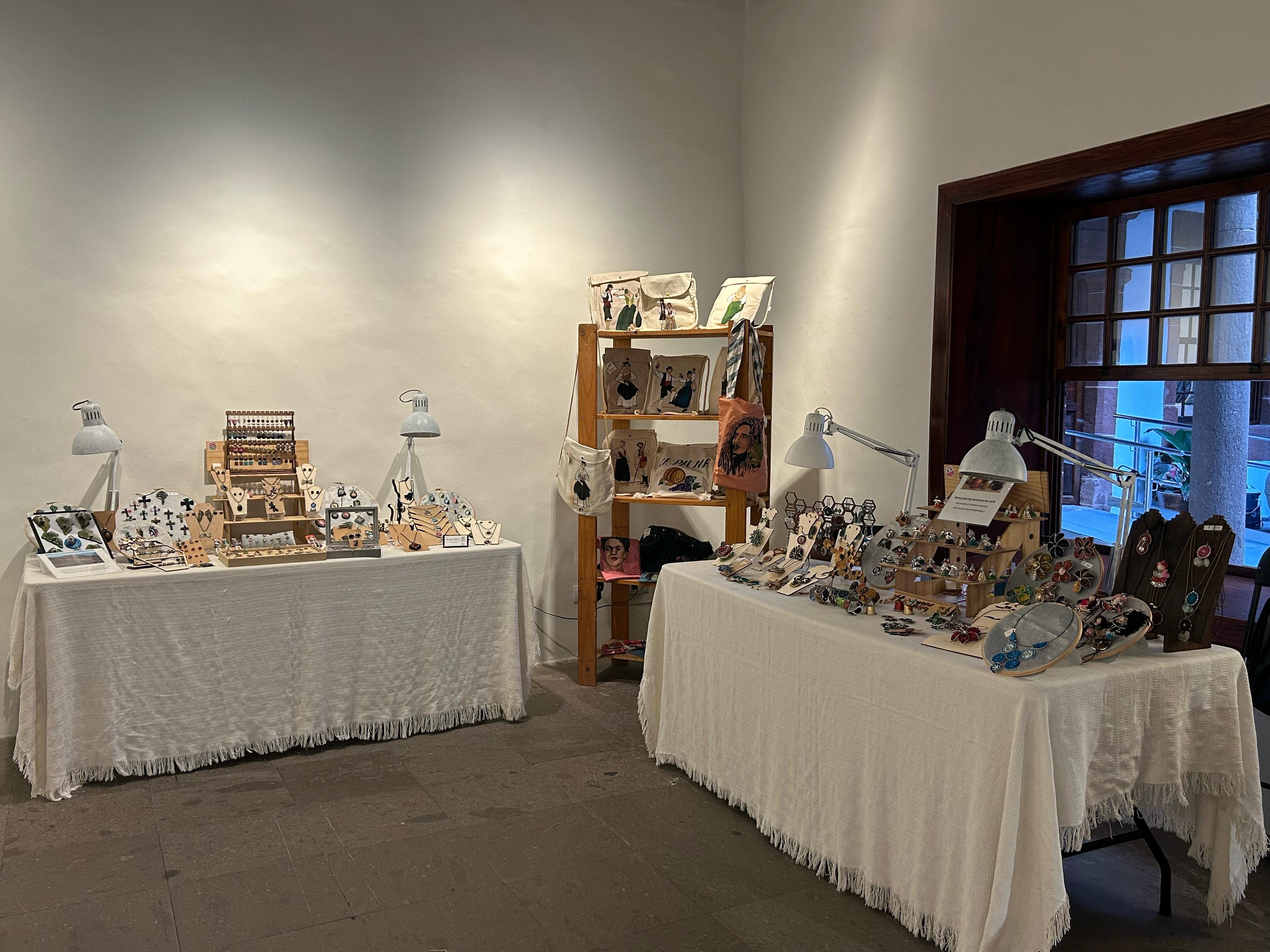 El Cabildo expone el arte y oficio insular en una nueva muestra de artesanía en la Casa Salazar