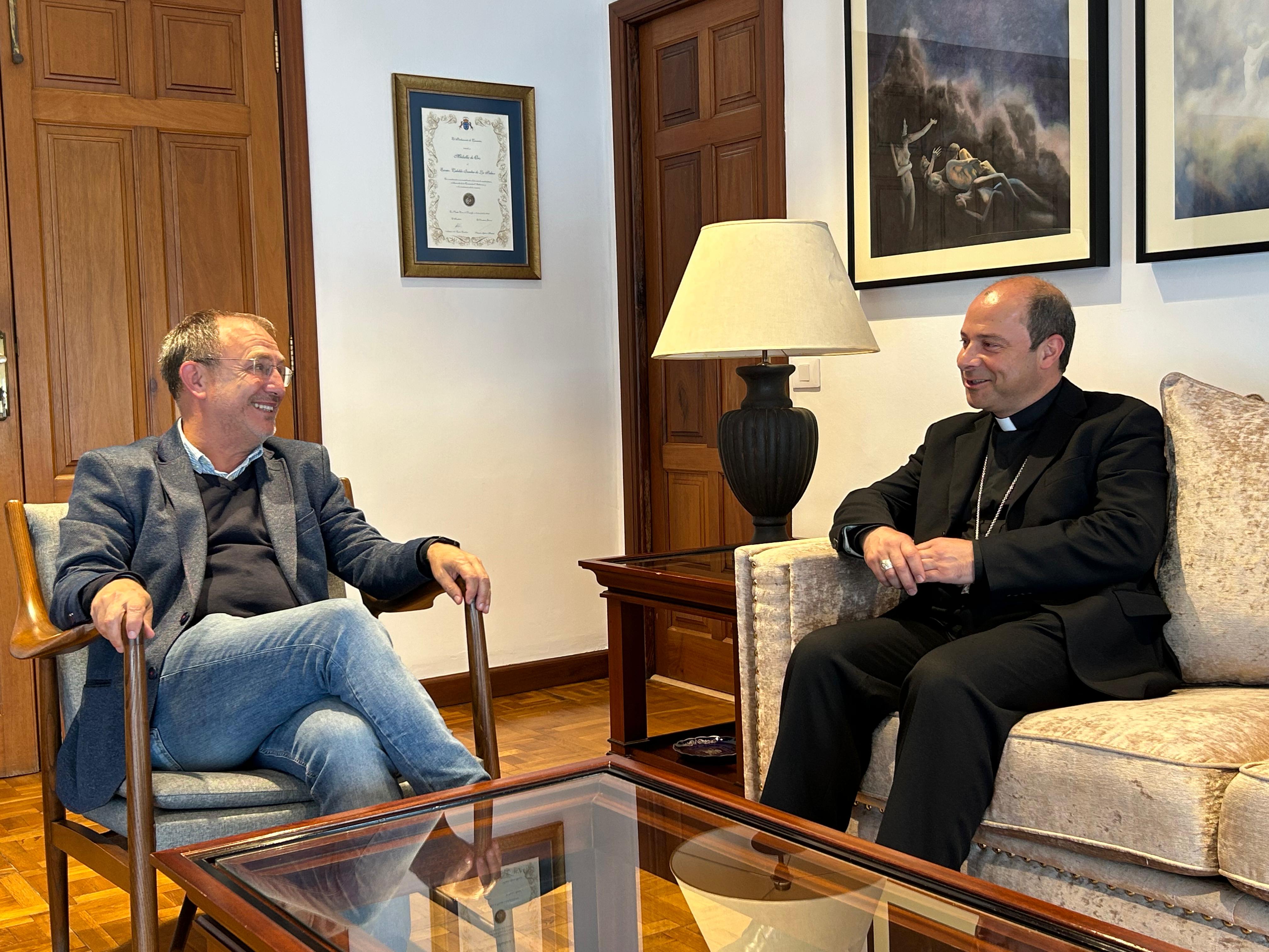 Sergio Rodríguez recibe al nuevo obispo de la Diócesis Nivariense en su primera visita institucional a la Isla