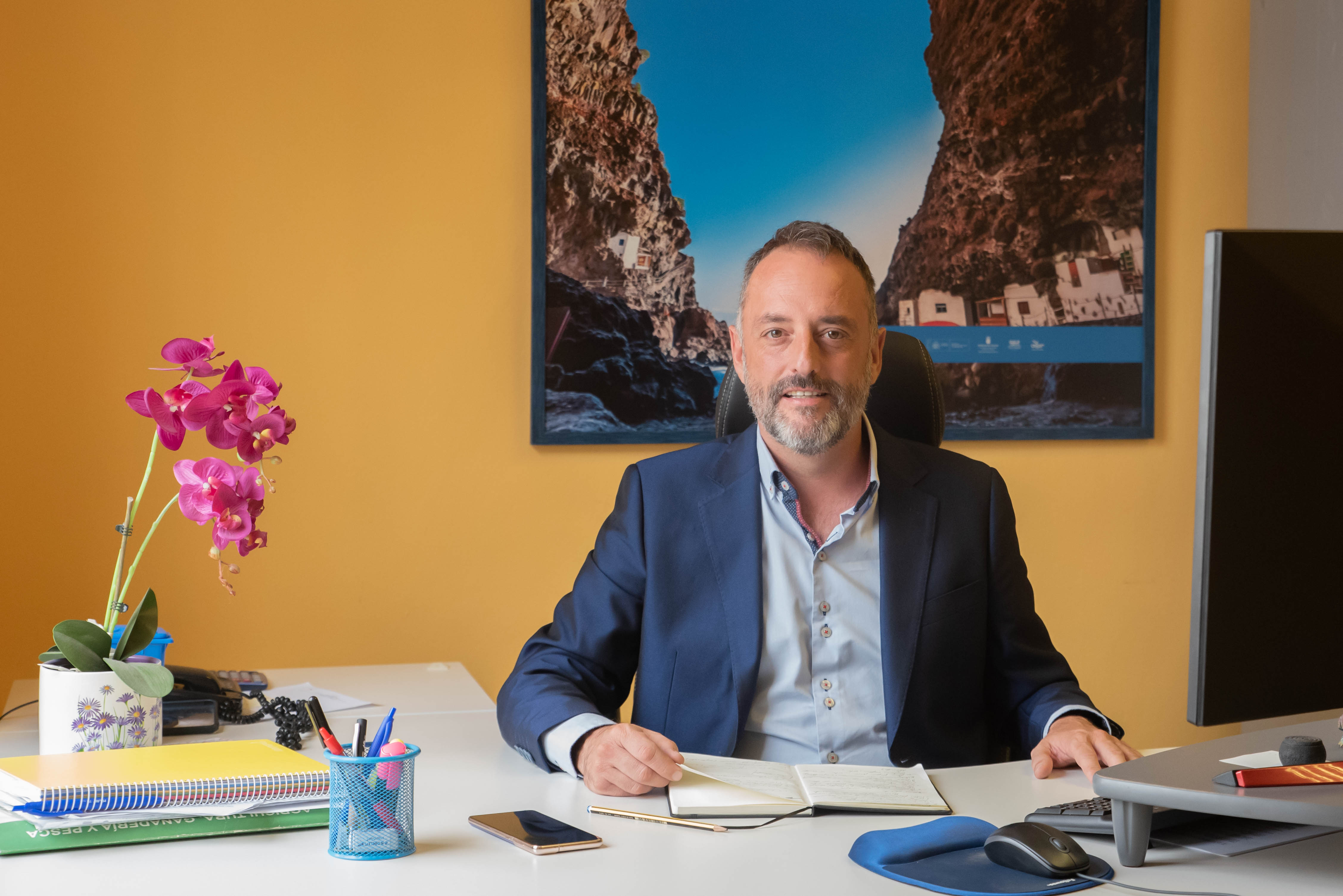 El consejero Alberto Paz en su despacho