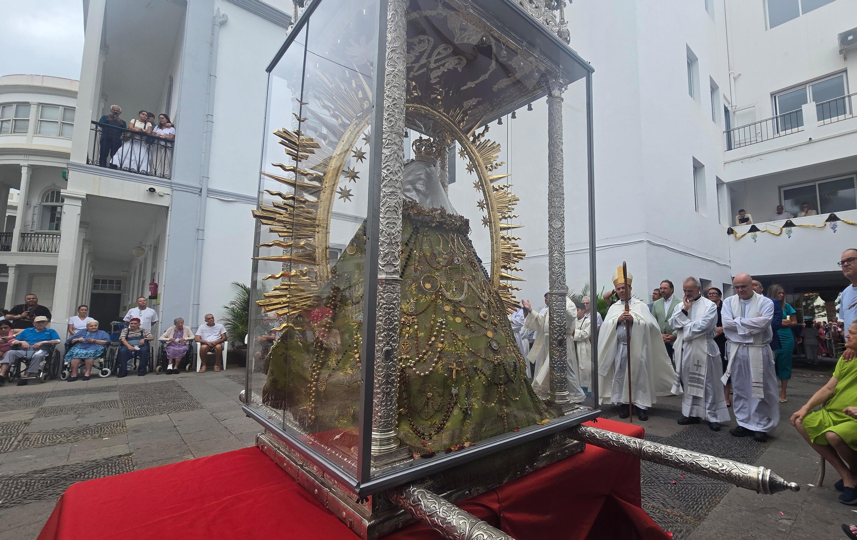 La visita de la Virgen de Las Nieves al Hospital de Dolores genera alegría y emoción en las personas mayores residentes