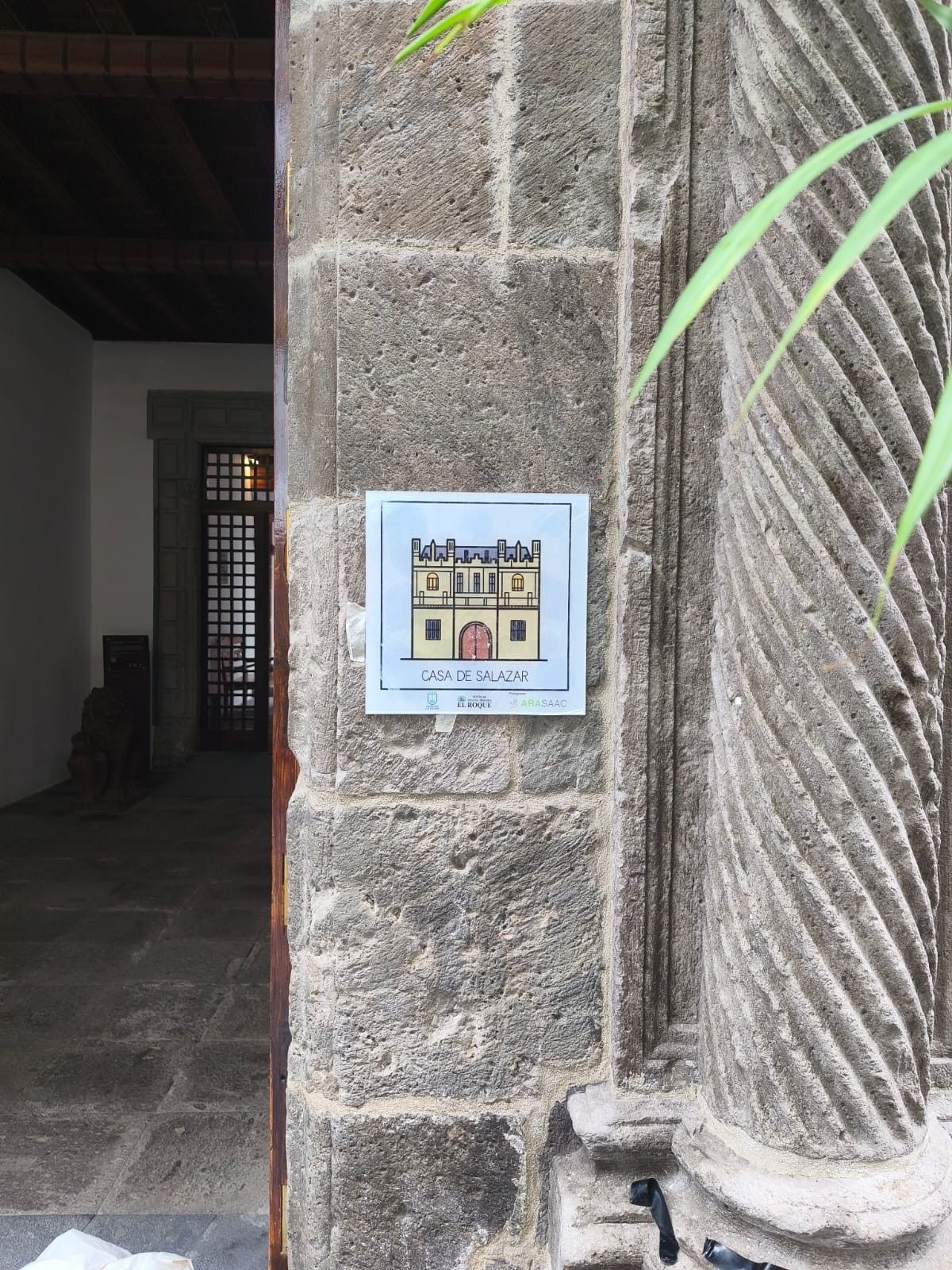 El Cabildo coloca más de 120 pictogramas para mejorar la accesibilidad de los edificios públicos de La Palma 