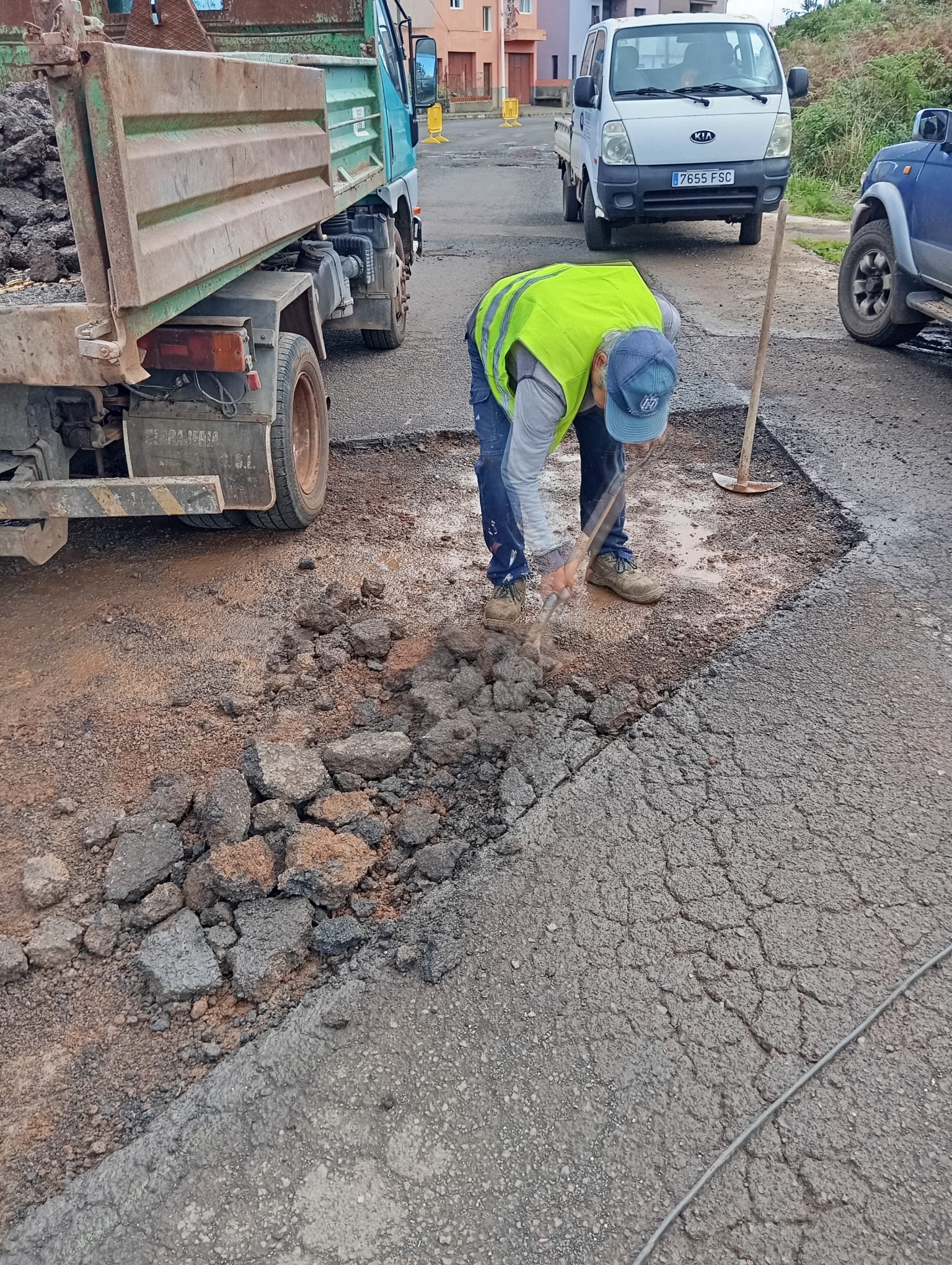 Trabajador realizando labores de asfaltado en la carretera