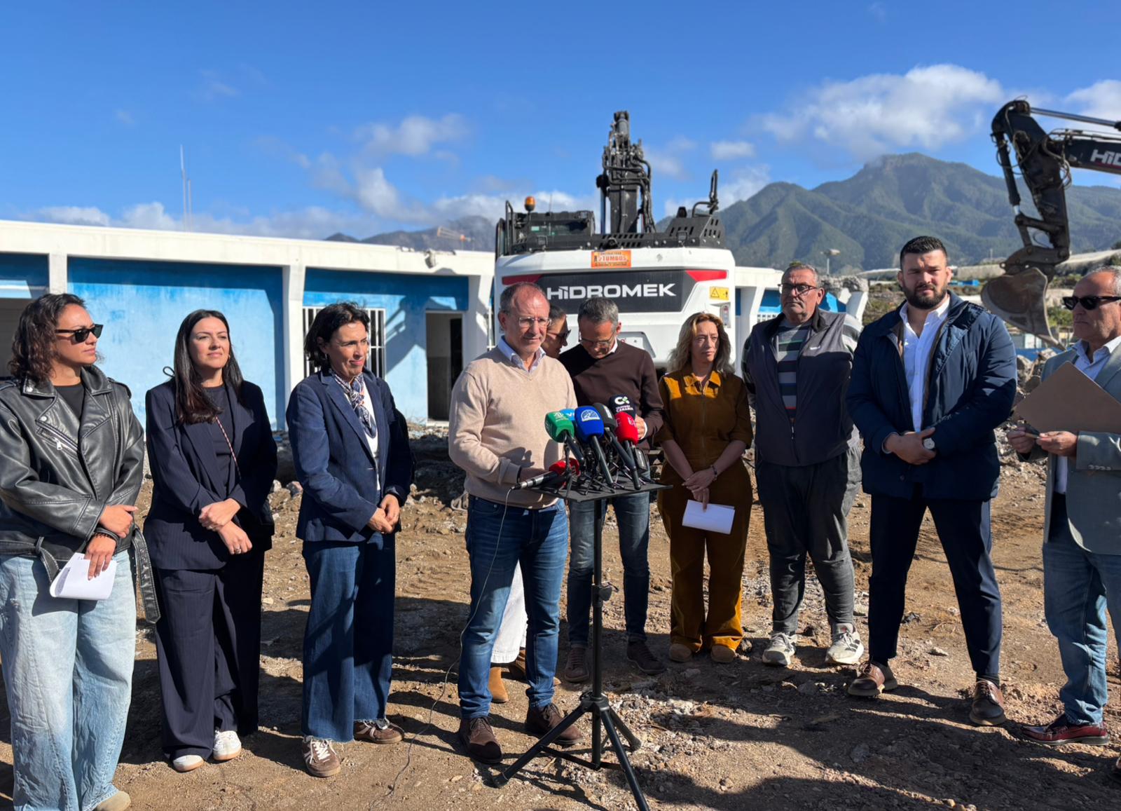 Las palas ya trabajan en la demolición del colegio de La Laguna