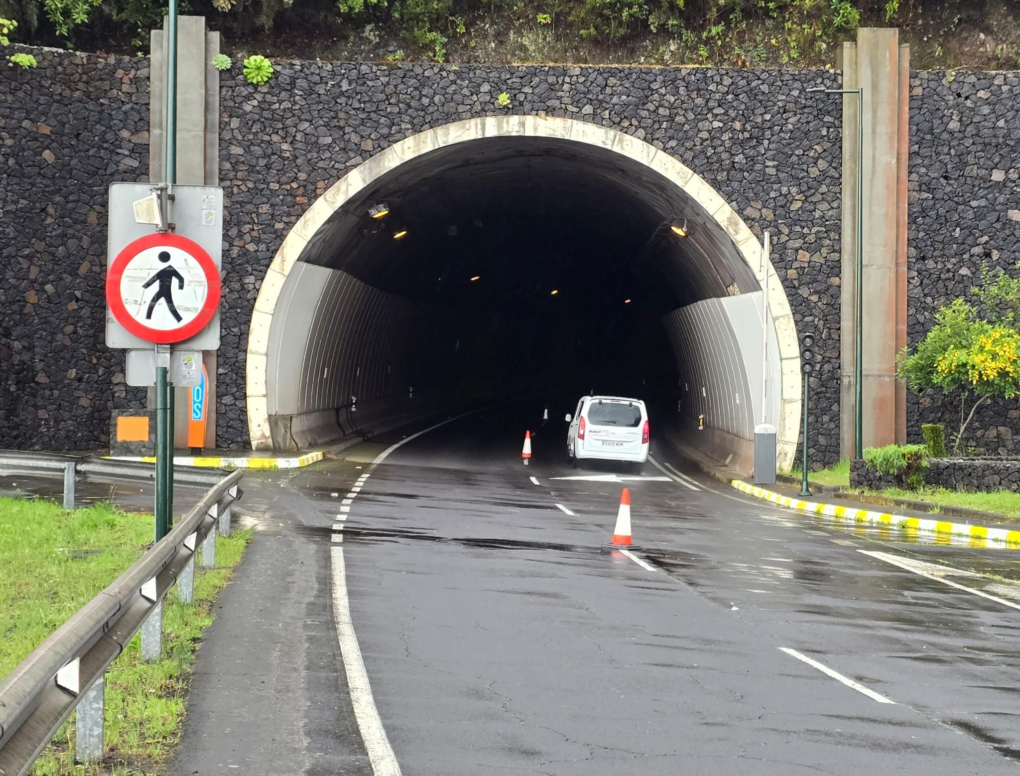 El Cabildo de La Palma mantiene el doble sentido en el túnel nuevo de la Cumbre mientras persista el riesgo por desprendimientos