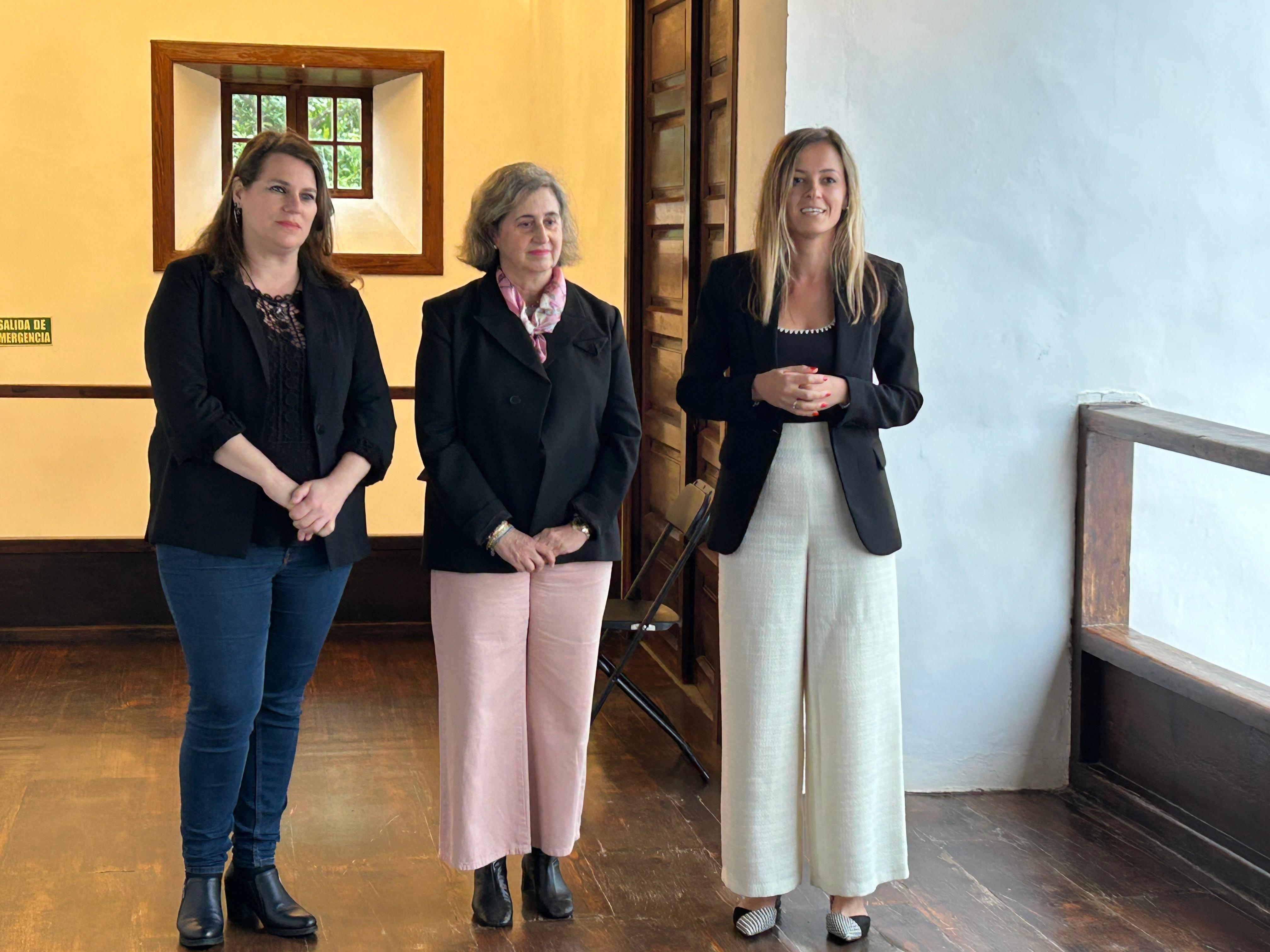 Exposición sobre el color negro. 