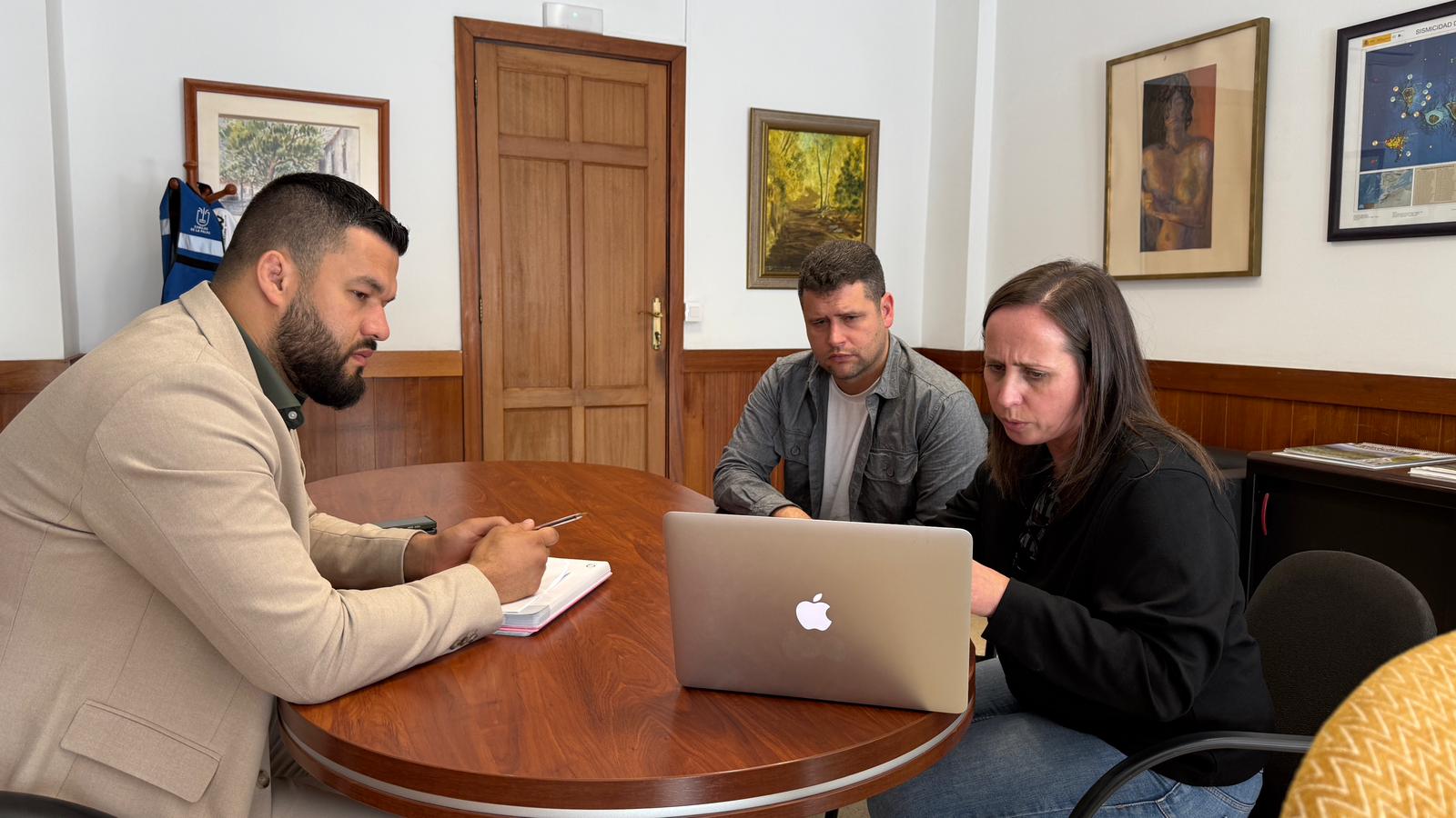 El Cabildo y el CEIP El Roque incorporan pictogramas para mejorar la accesibilidad en el transporte público y taxis