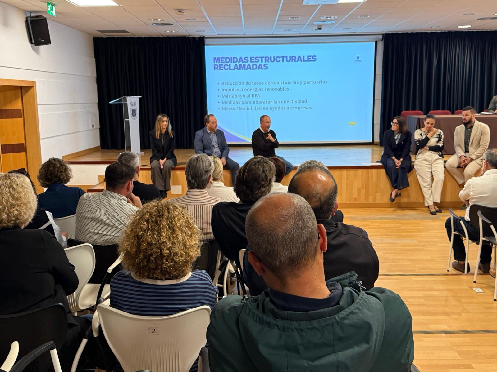 Reunión con empresarios de La Palma sobre el conflicto en Oriente Medio.