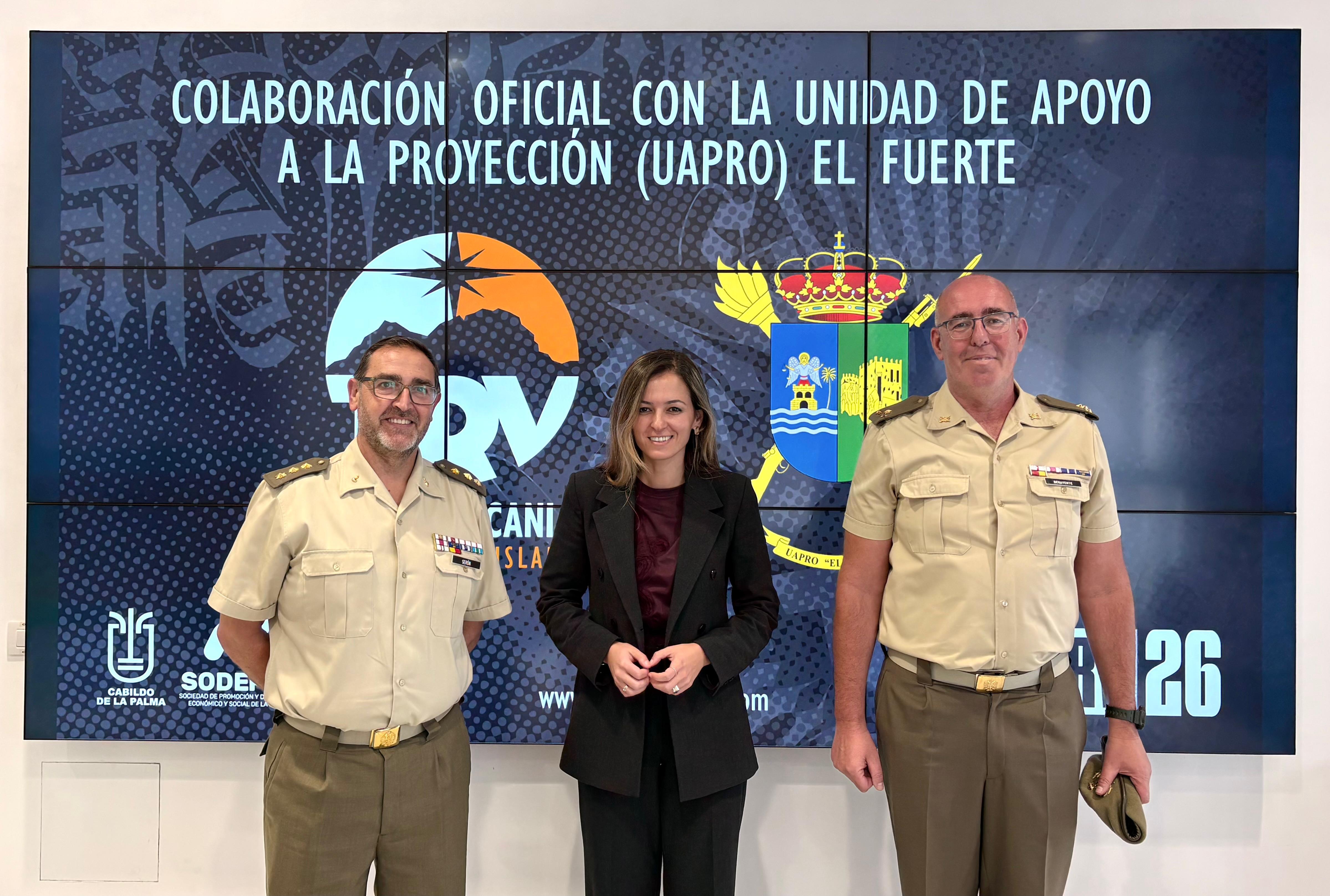 Coronel D.Pedro José García Serón, la consejera Miriam Perestelo y el  Capitán D. Germán Benavente Ortega.