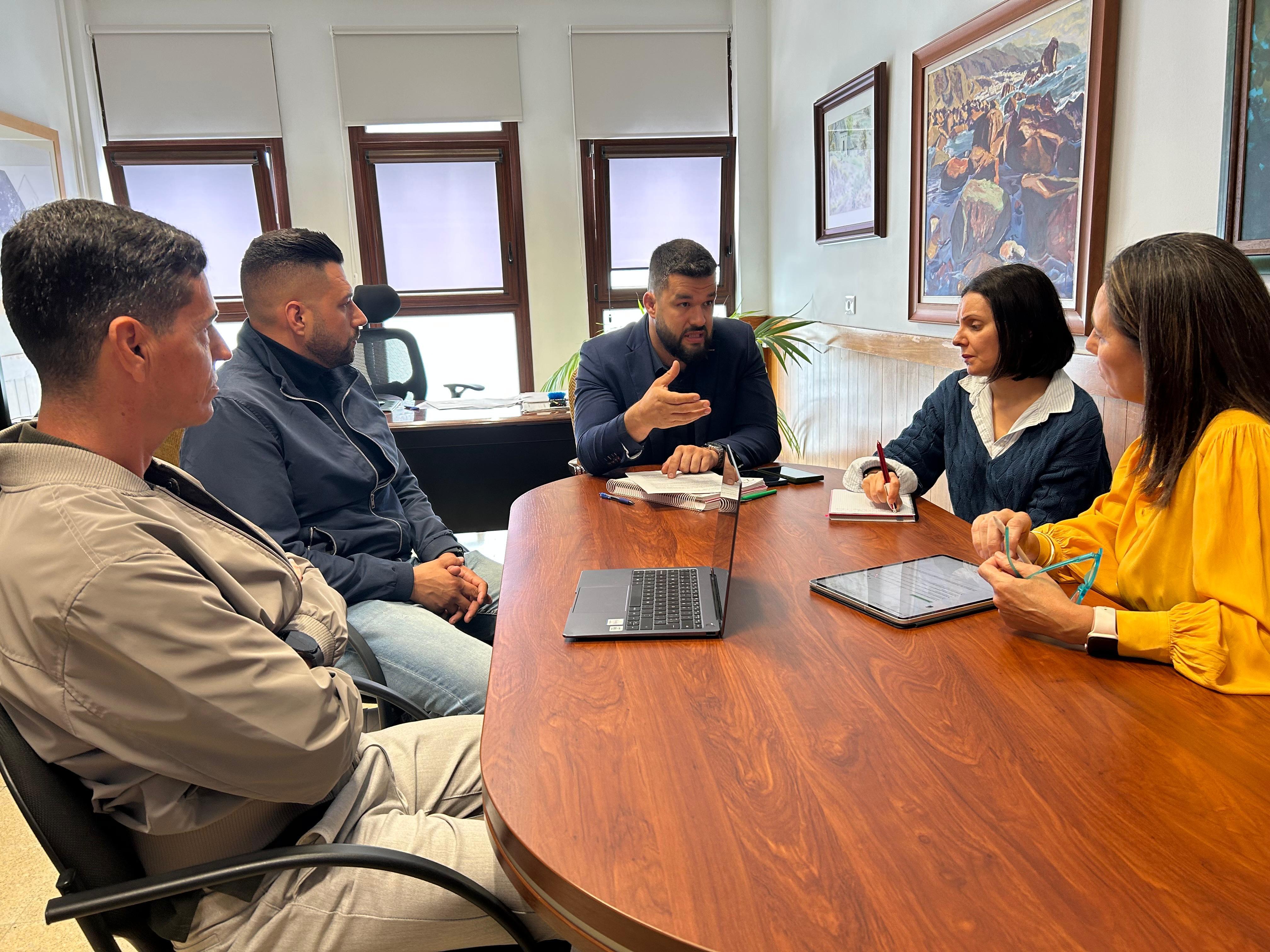Reunión sobre el transporte insular con el Gobierno de Canarias.