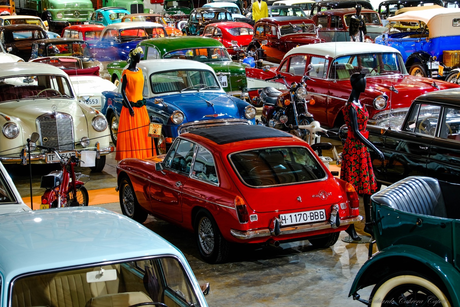 Un millar de personas visitan la exposición del 40º Aniversario del Club de Automóviles Antiguos de El Paso.