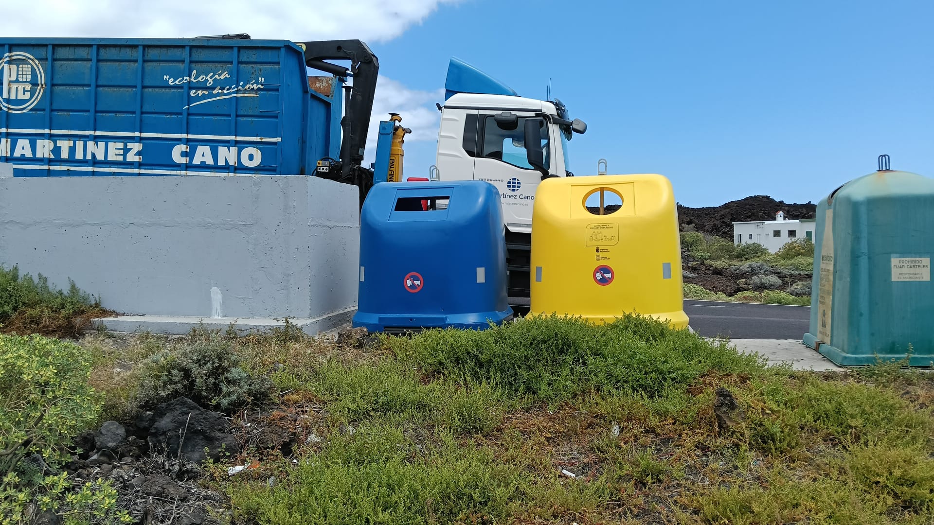 Reforzamos la recogida selectiva en zonas costeras de La Palma con nuevos contenedores amarillos y azules