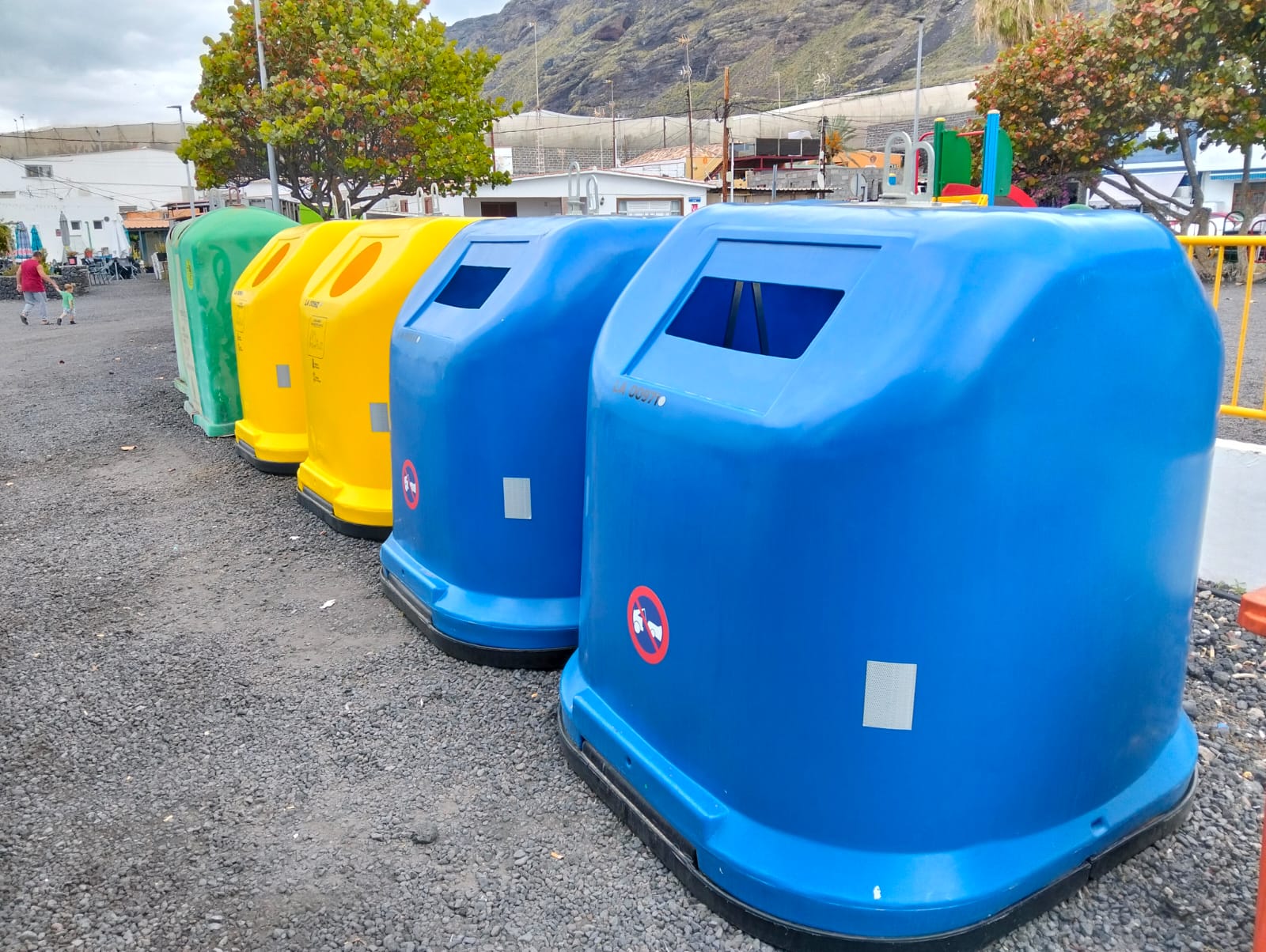 Reforzamos la recogida selectiva en zonas costeras de La Palma con nuevos contenedores amarillos y azules