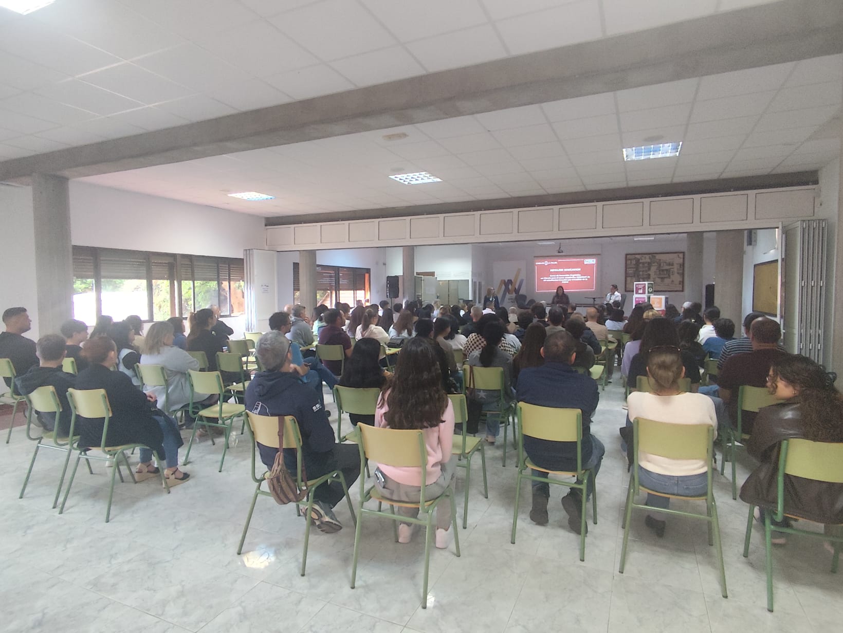 Coordinamos junto a las familias la salida de los 40 estudiantes becados a Irlanda
