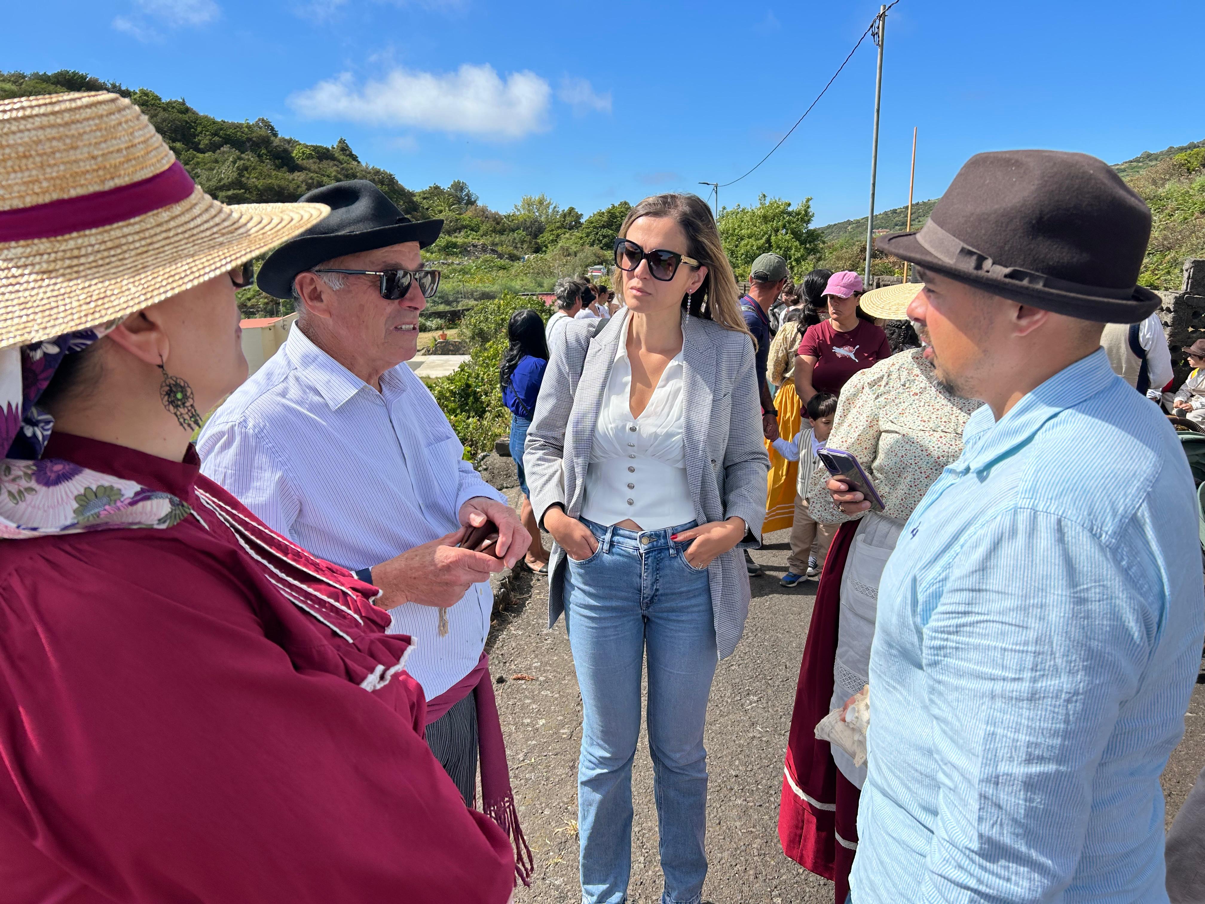 La Escuela Insular de Artesanía acerca los oficios tradicionales al alumnado de las Escuelas Unitarias en la XX Romería del Día de Canarias