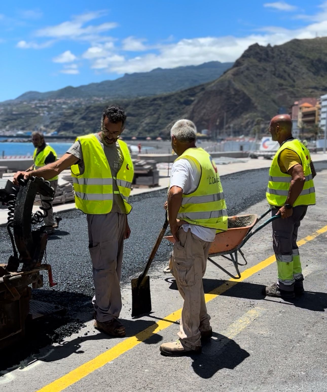 Ejecutamos el asfaltado provisional de la Avenida Marítima de Santa Cruz de La Palma