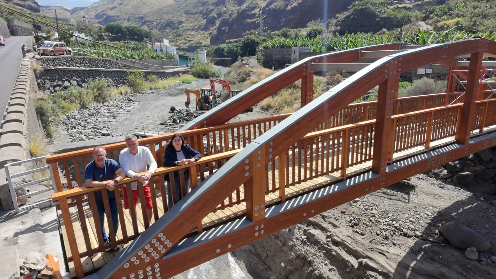 Iniciamos los trabajos de instalación de la nueva pasarela peatonal del Barranco de Las Angustias que garantiza mayor seguridad a senderistas 