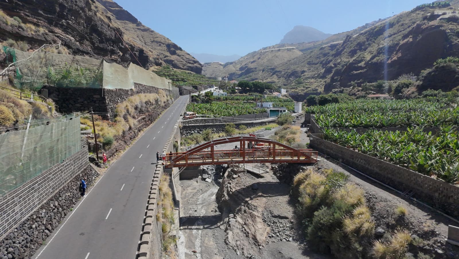 Iniciamos los trabajos de instalación de la nueva pasarela peatonal del Barranco de Las Angustias que garantiza mayor seguridad a senderistas 