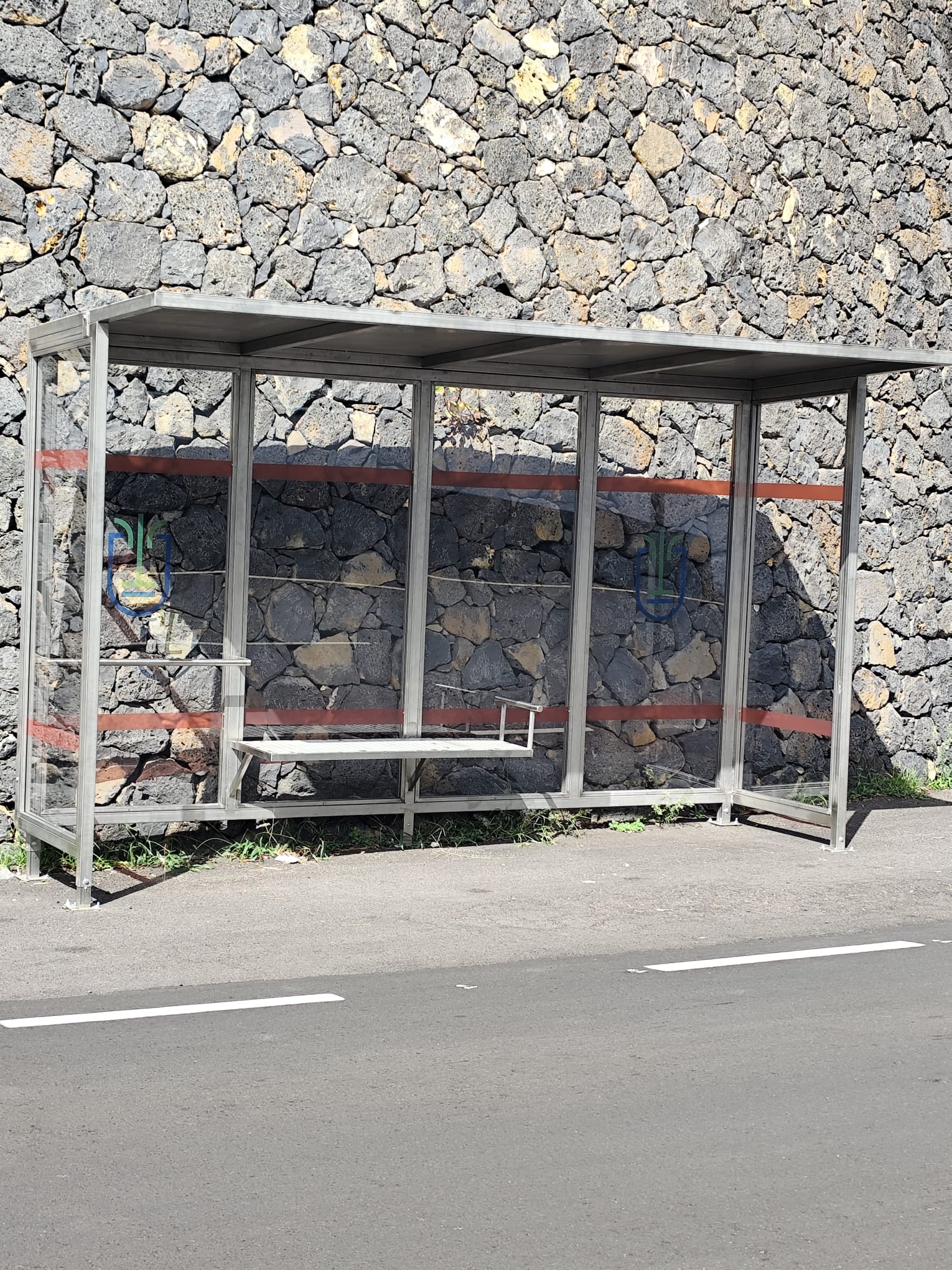 El Cabildo de La Palma concluye la instalación de diez nuevas marquesinas urbanas en cinco municipios de la isla